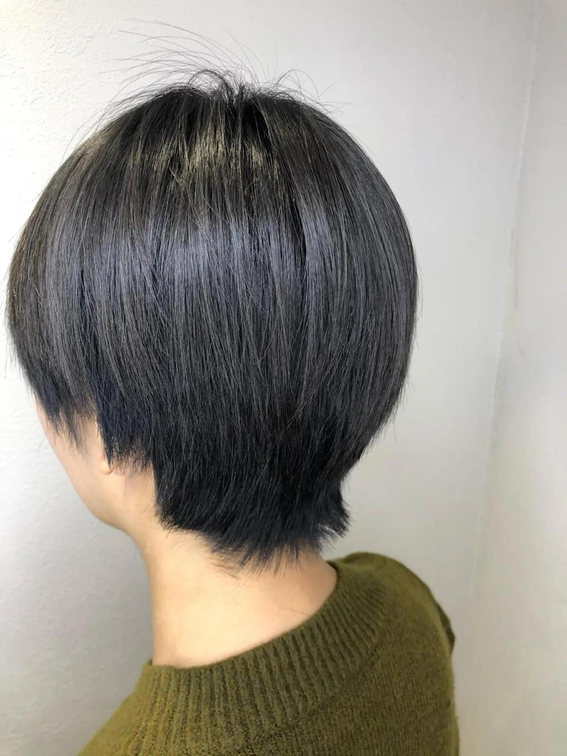ショート カラー アッシュ ブリーチ ブルーカラー ブルーアッシュ 新宿韓国風レイヤー カット内田智大のヘアスタイル