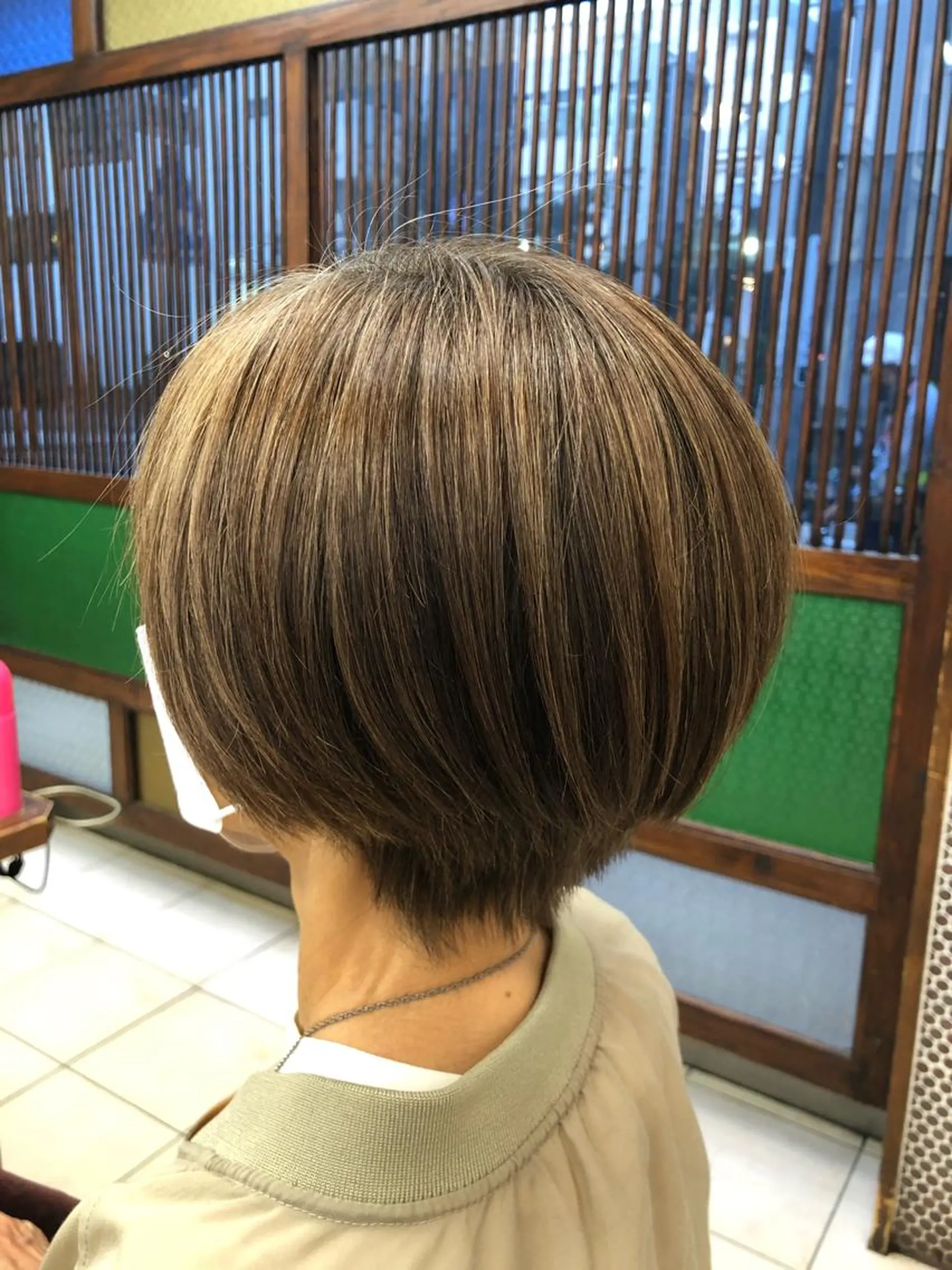 ショート カラー ヘアアレンジ オリーブカラー 白髪ぼかし脱白髪染め 大塚綾のヘアスタイル