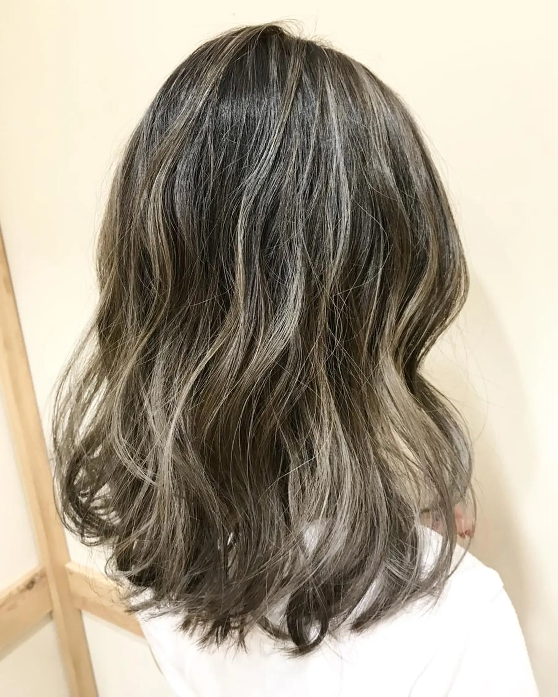ミディアム カラー アッシュ ベージュカラー グラデーションカラー ハイライトカラー ハイライト WONK. ウォンク 心斎橋のヘアスタイル