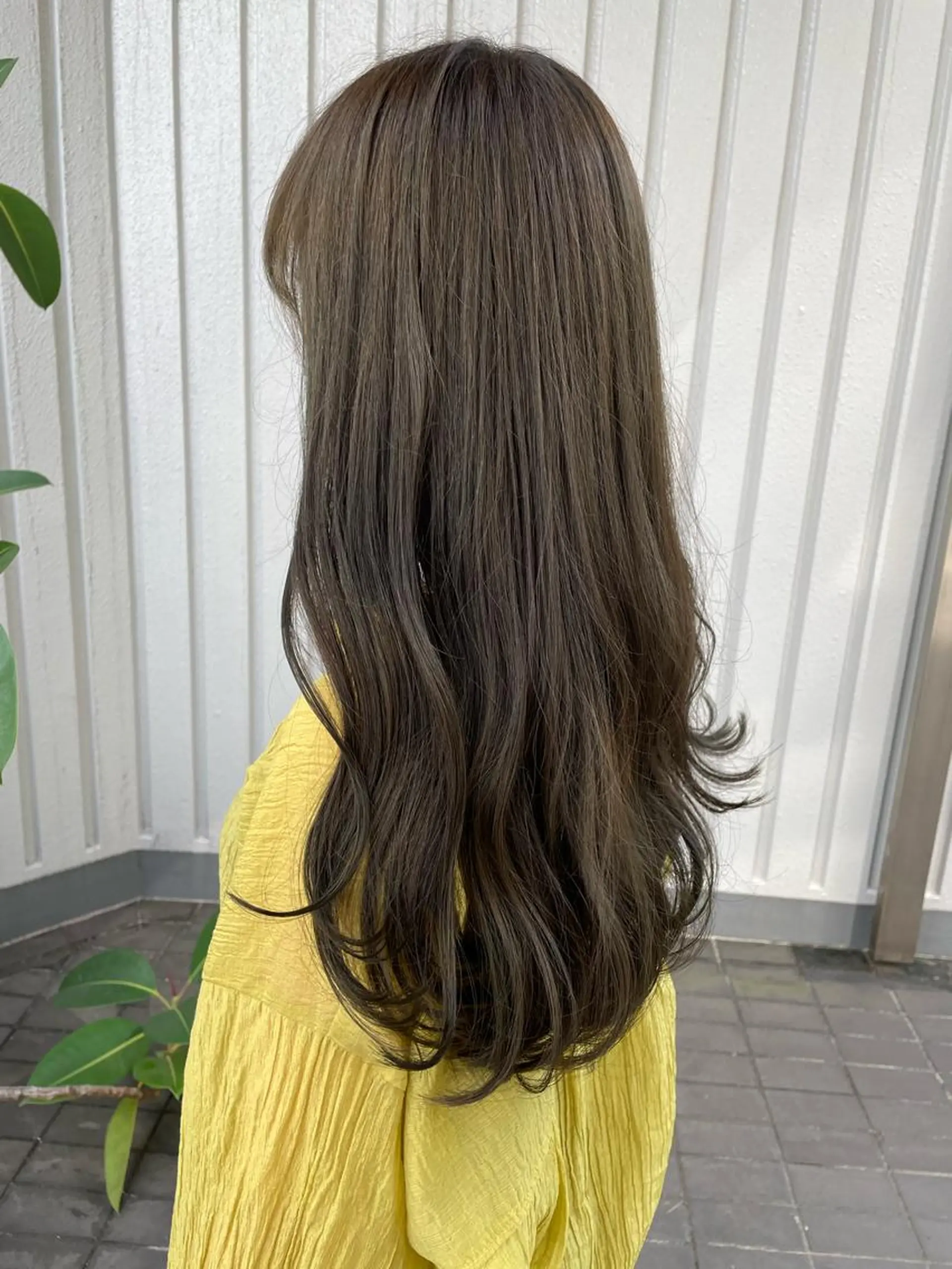 ロング カラー ベージュカラー 透明感カラー オリーブベージュ TIECHEL所属・韓国ナチュラル・ ベージュ/落合夏希のヘアスタイル