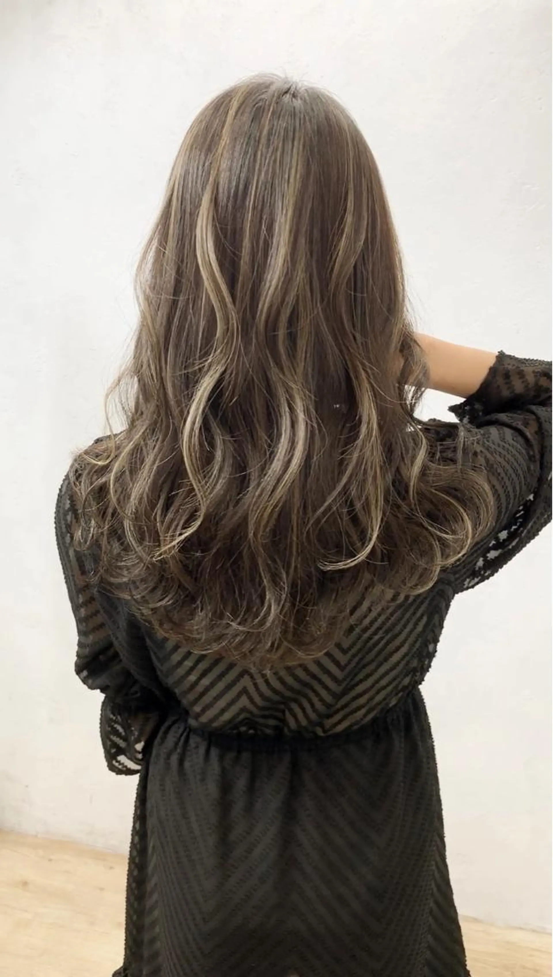 ロング カラー ヘアアレンジ グレージュ ハイライトカラー ハイライト ヘアカラー TATSUYA アートディレクターのヘアスタイル