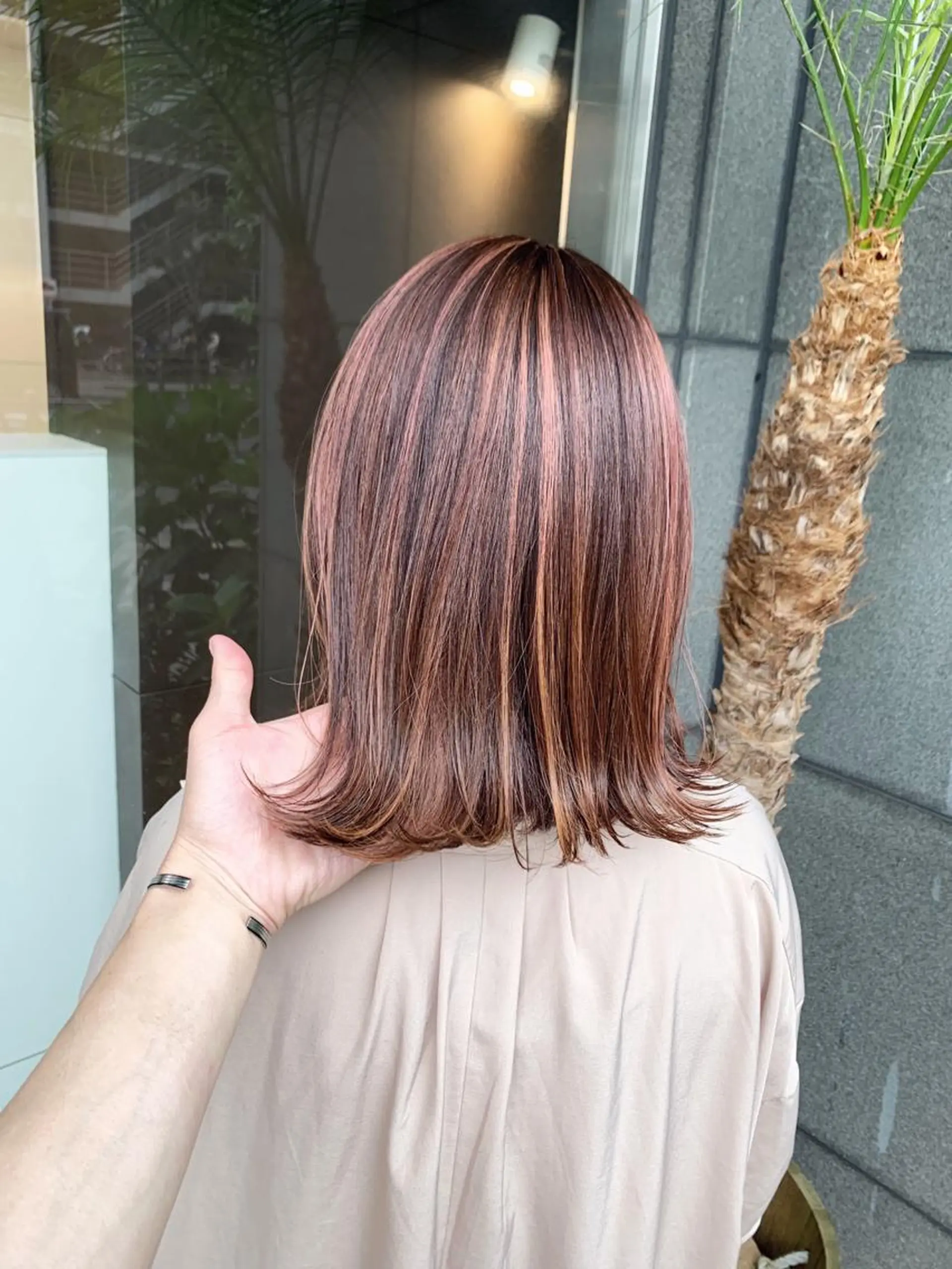 ミディアム ボブ ハイライト 外ハネヘア レイヤー×縮毛矯正 深見 拓のヘアスタイル