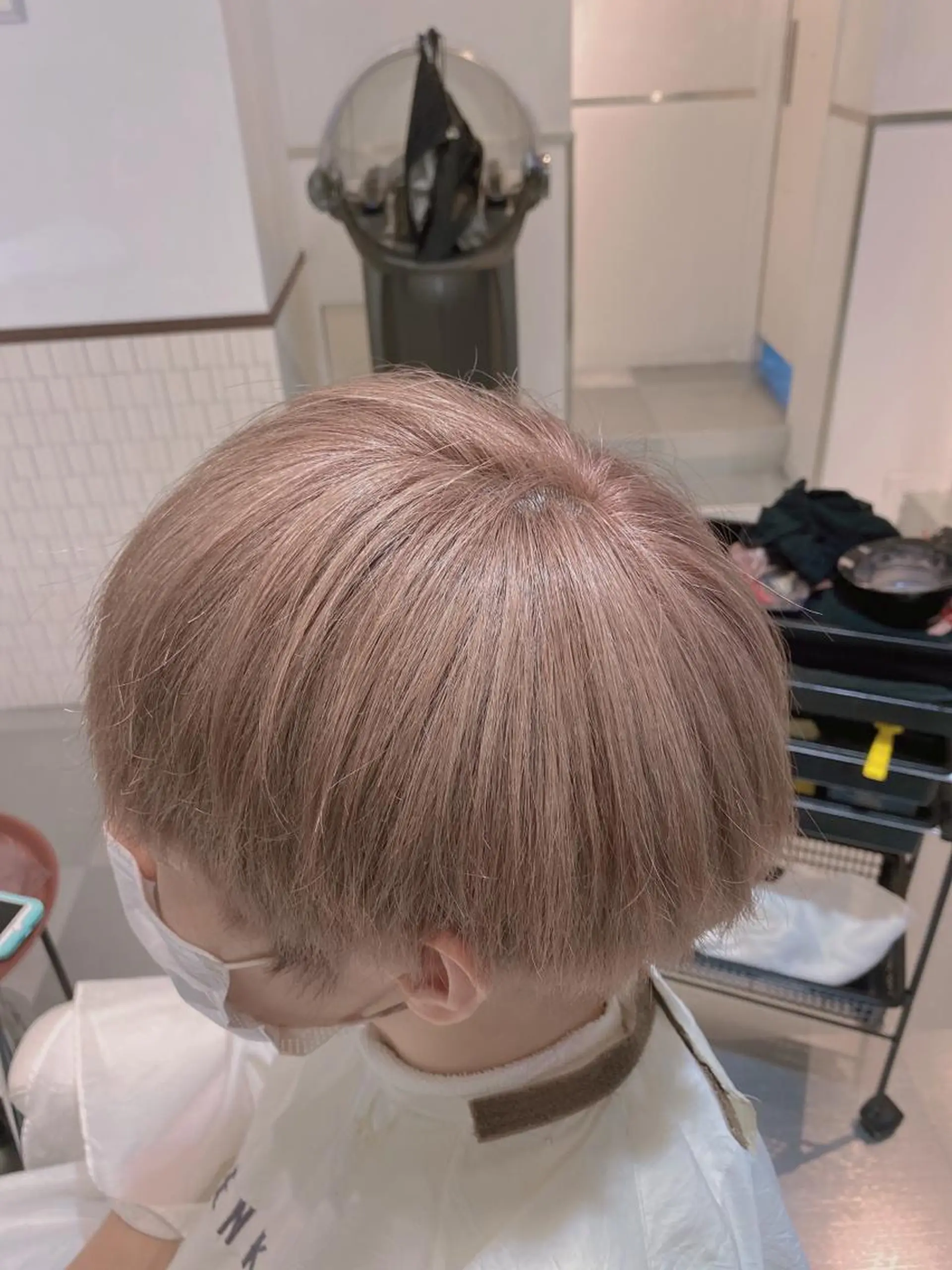 カラー メンズ メンズブリーチ ブリーチ ピンクカラー コテ巻き風パーマ 藤澤　知彌のヘアスタイル