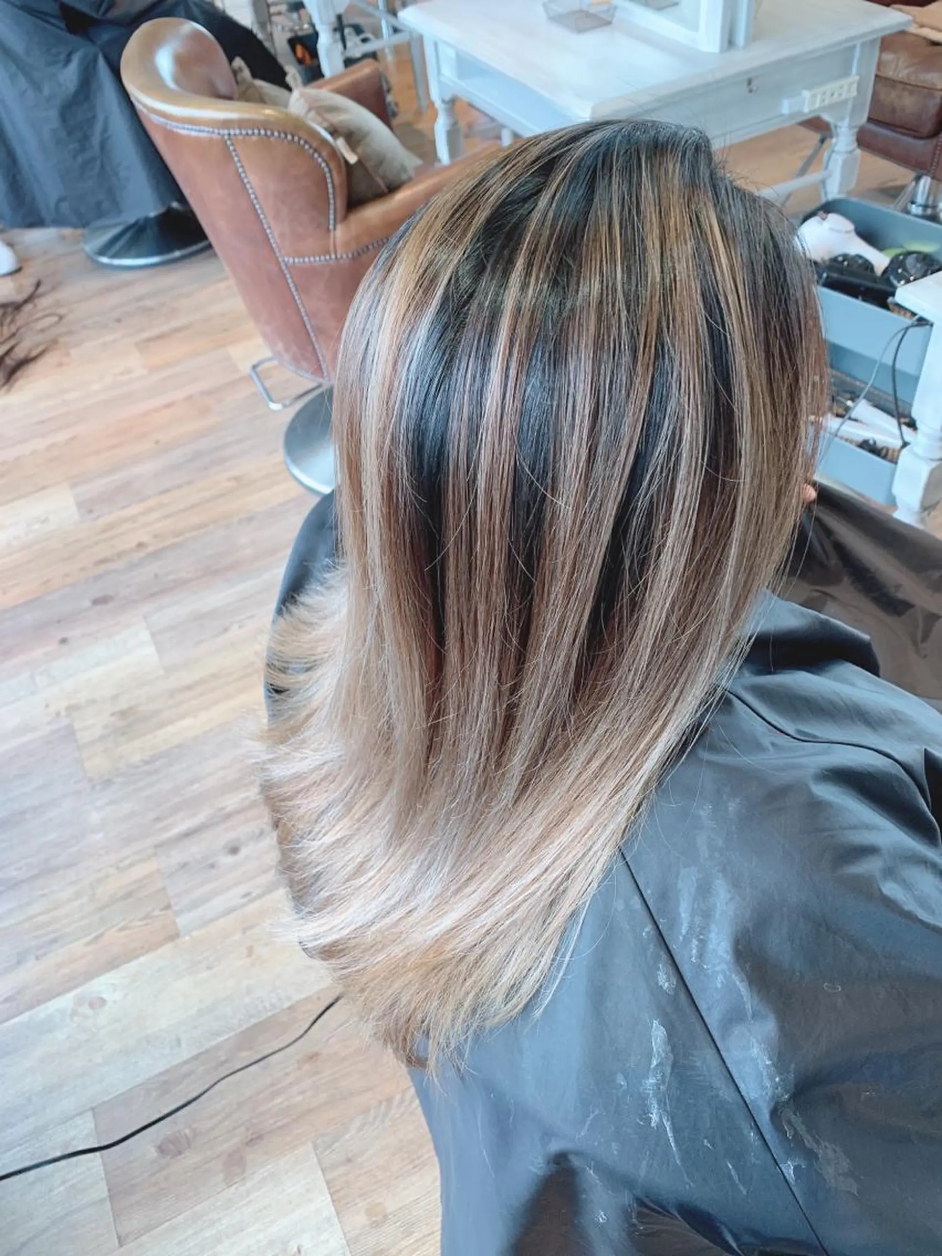 ロング カラー バレイヤージュ 外国人風カラー レイヤーカット ヘアカラー トリートメント エフェクトブリーチ エクステhiroのヘアスタイル