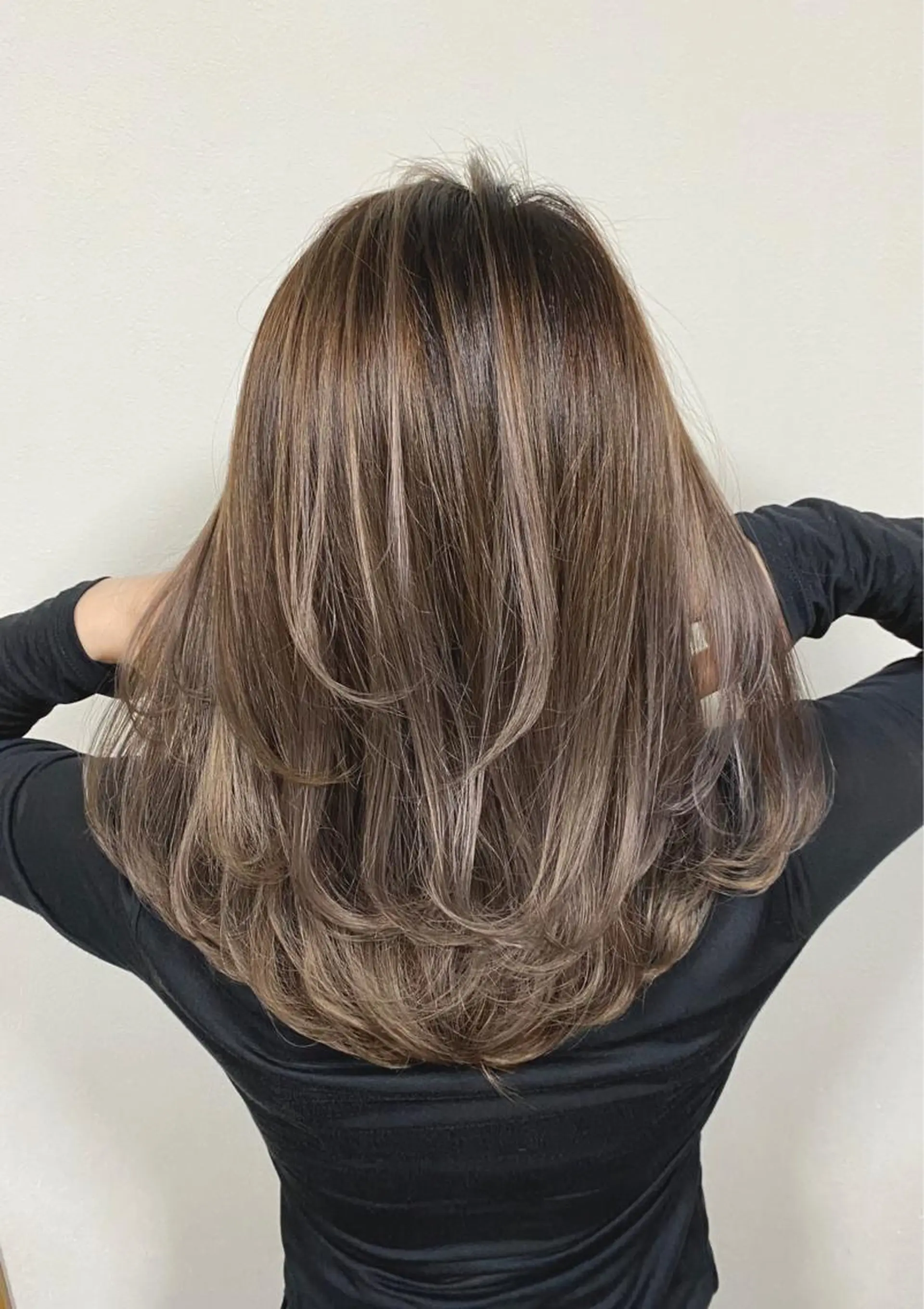 ミディアム レイヤーカット 縮毛矯正 トリートメント ROI 【ロイ】のヘアスタイル
