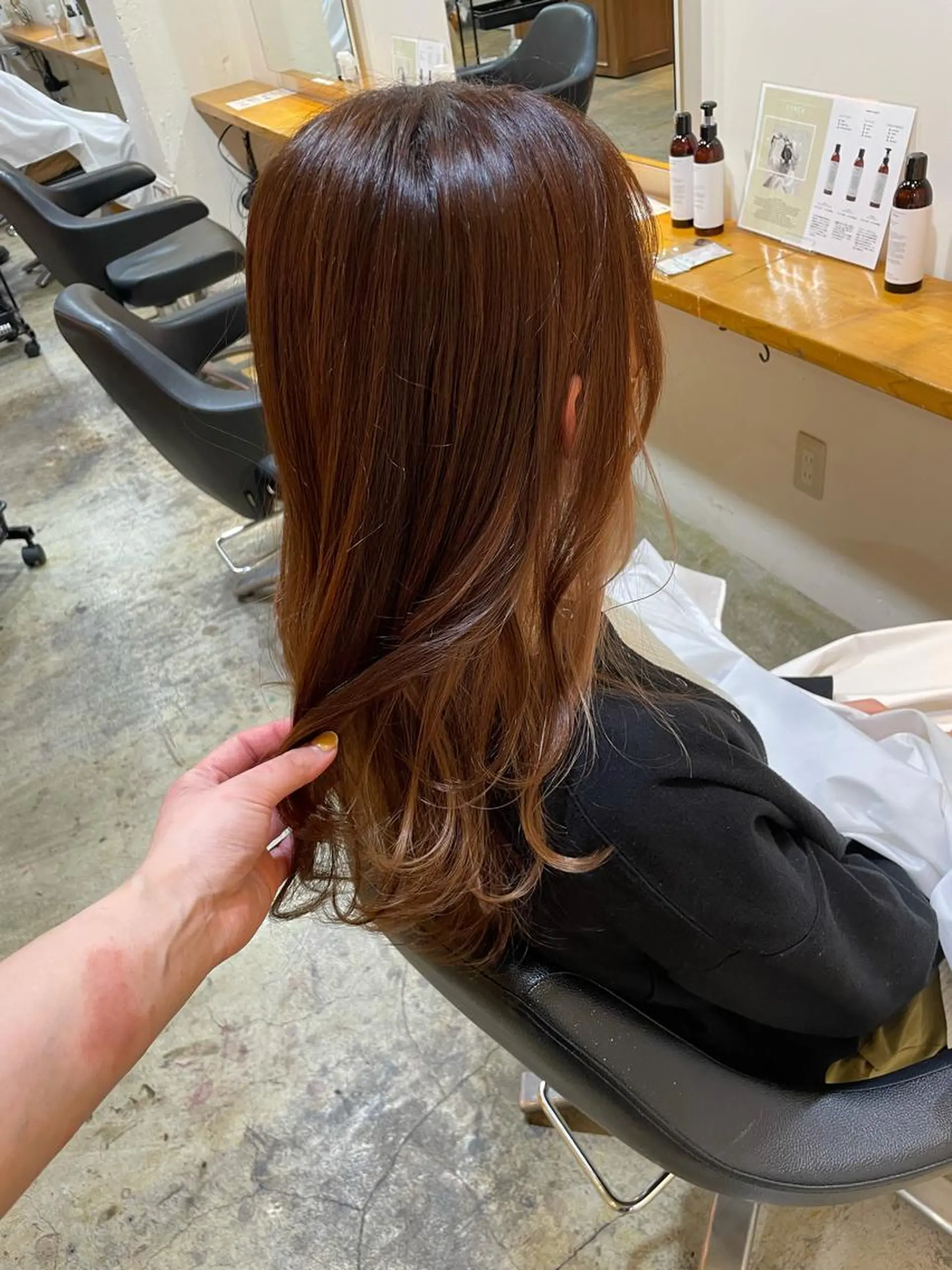 セミロング カラー ベージュカラー イヤリングカラー ピンクカラー ピンクベージュ ヘアカラー トリートメント MIOベージュカラー 柔らかいカラーのヘアスタイル