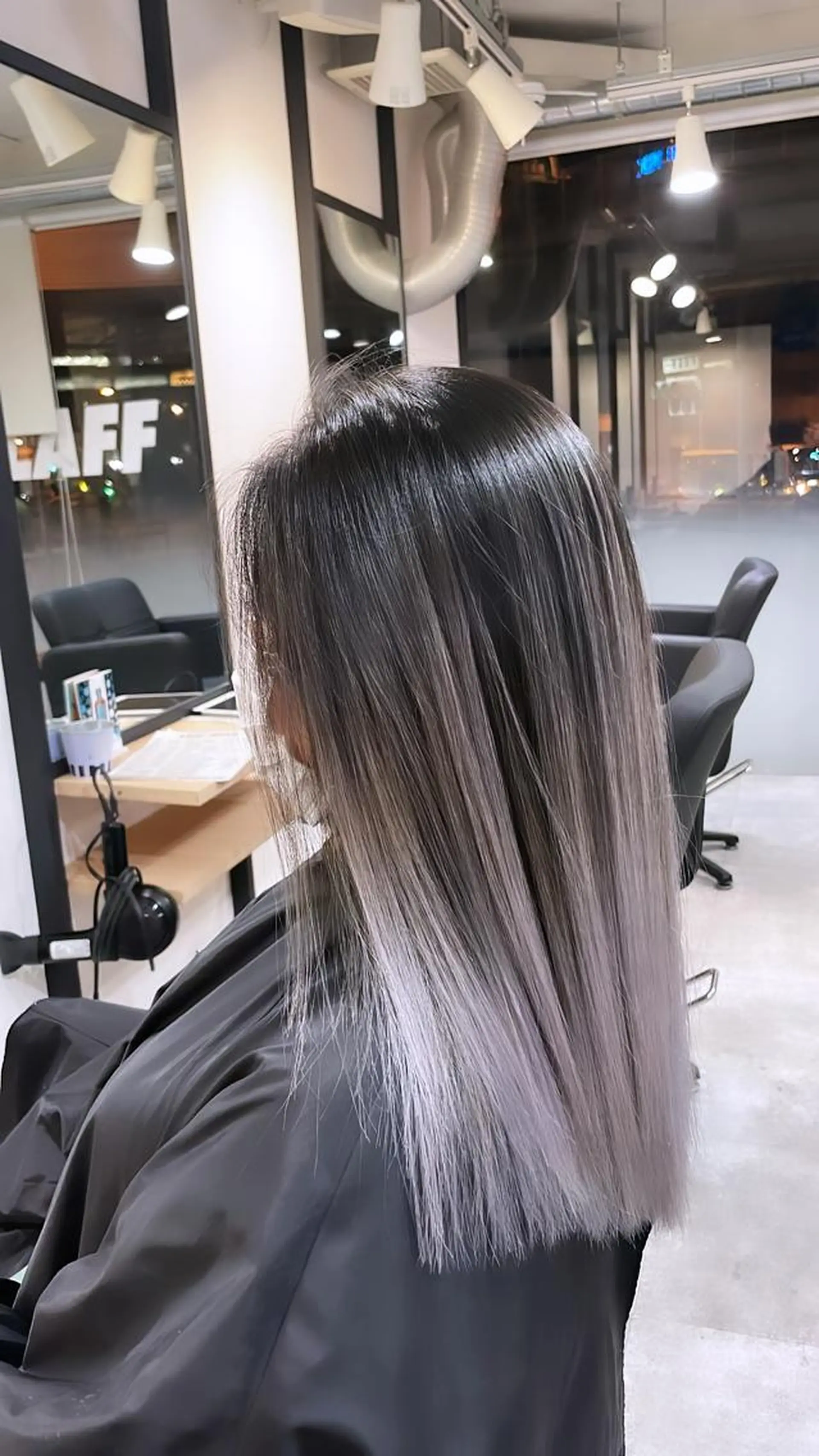 セミロング カラー バレイヤージュ グラデーションカラー レイヤーカット カット ヘアカラー トリートメント ヘアセット 難波ブリーチカラー 伊藤洋輝のヘアスタイル