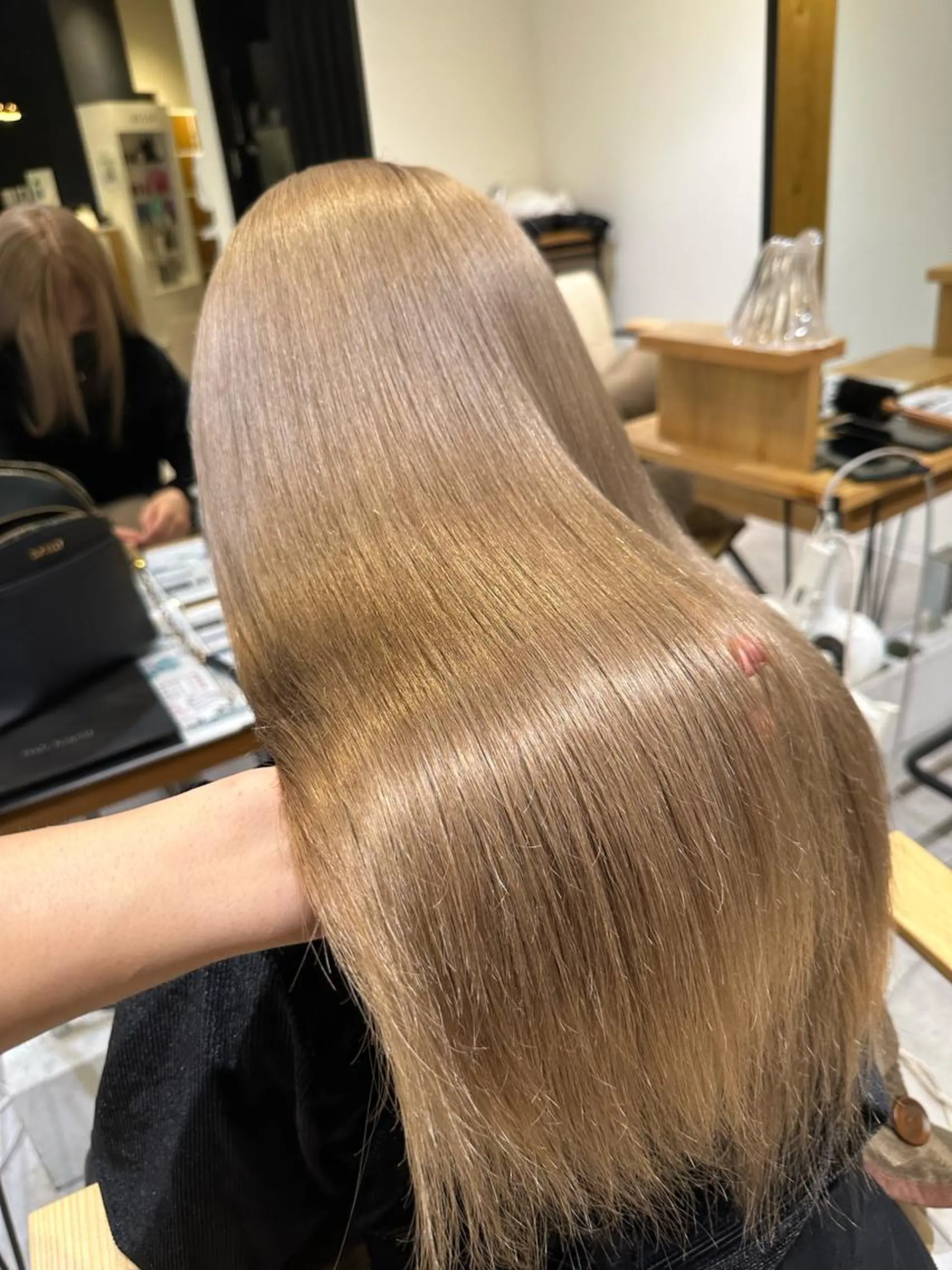 ミディアム カラー グレージュ ハイトーンカラー ボブ ハッシュカット 姫カット 大阪ウルフカット ハッシュカットのヘアスタイル