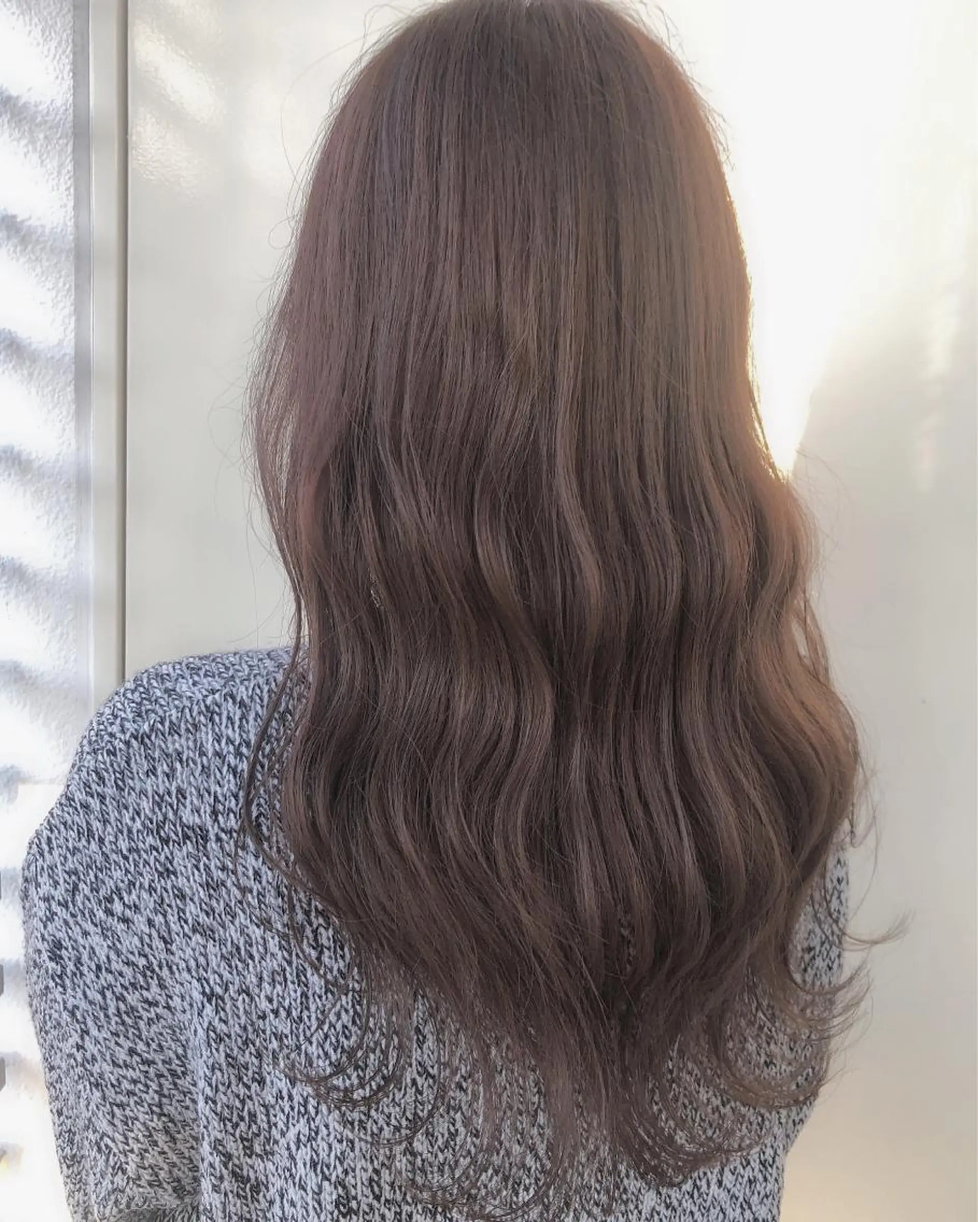 セミロング カラー カット ヘアカラー トリートメント 韓国🇰🇷レイヤー 映える顔周り🩷のヘアスタイル