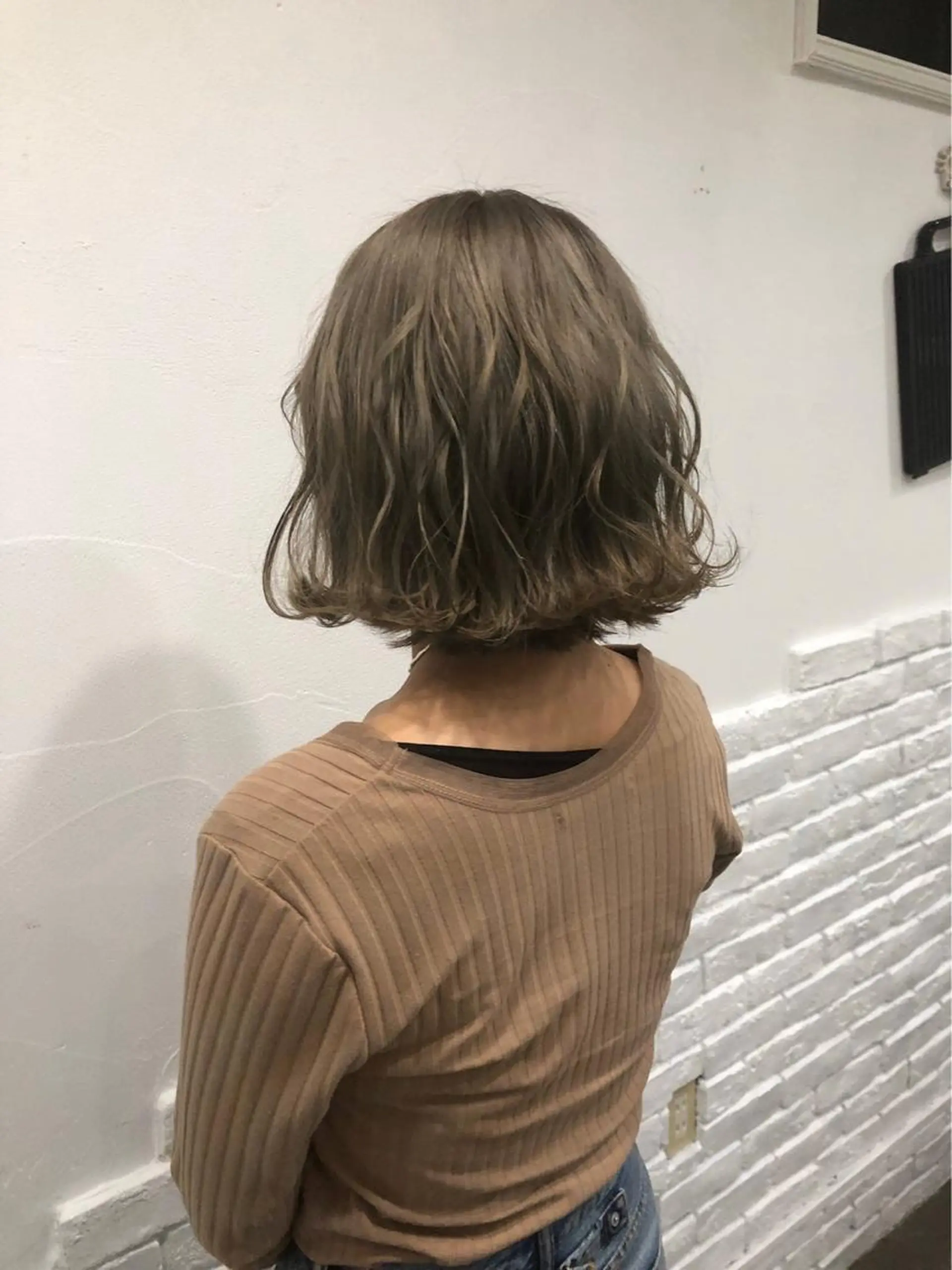 ミディアム カラー ヘアアレンジ ベージュカラー ブリーチ カット ヘアカラー トリートメント ヘアセット メンズカット/波巻き TAKUMAのヘアスタイル