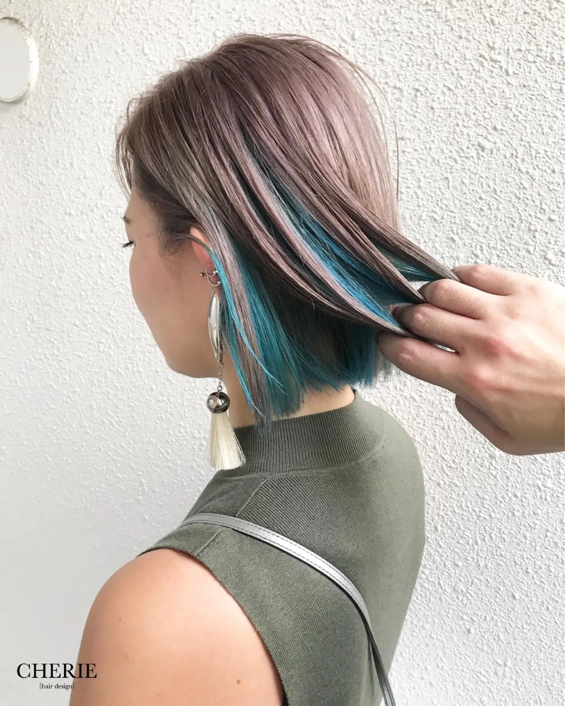 ミディアム カラー 黒髪 ブルーカラー インナーカラー バイオレットカラー カット ヘアカラー CHERIEブリーチ ダブルカラー　天神のヘアスタイル