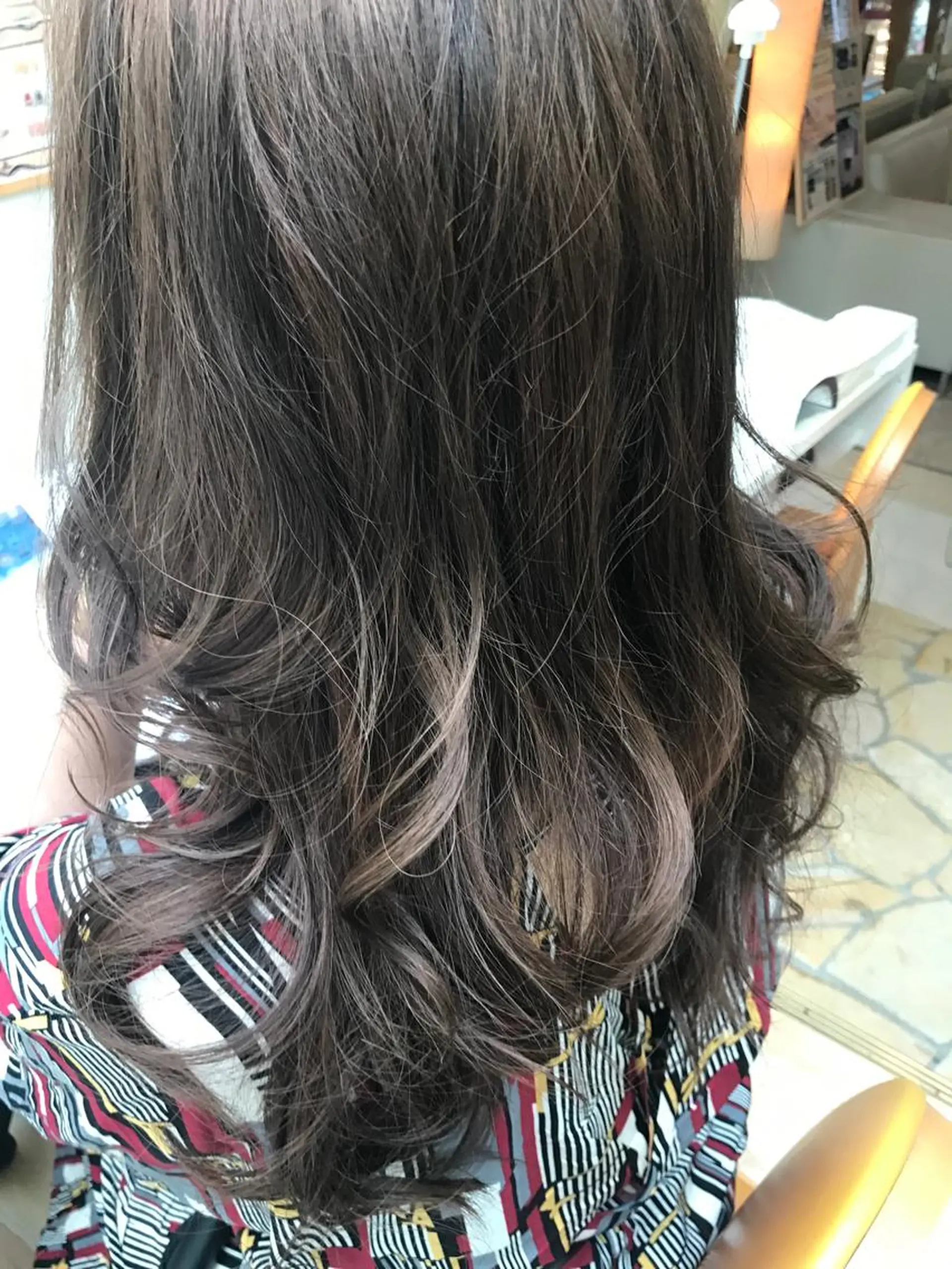 セミロング カラー アッシュ ベージュカラー ハイライトカラー ハイライト AILEE所属・ウルフカット レイヤーカット上柿のヘアスタイル