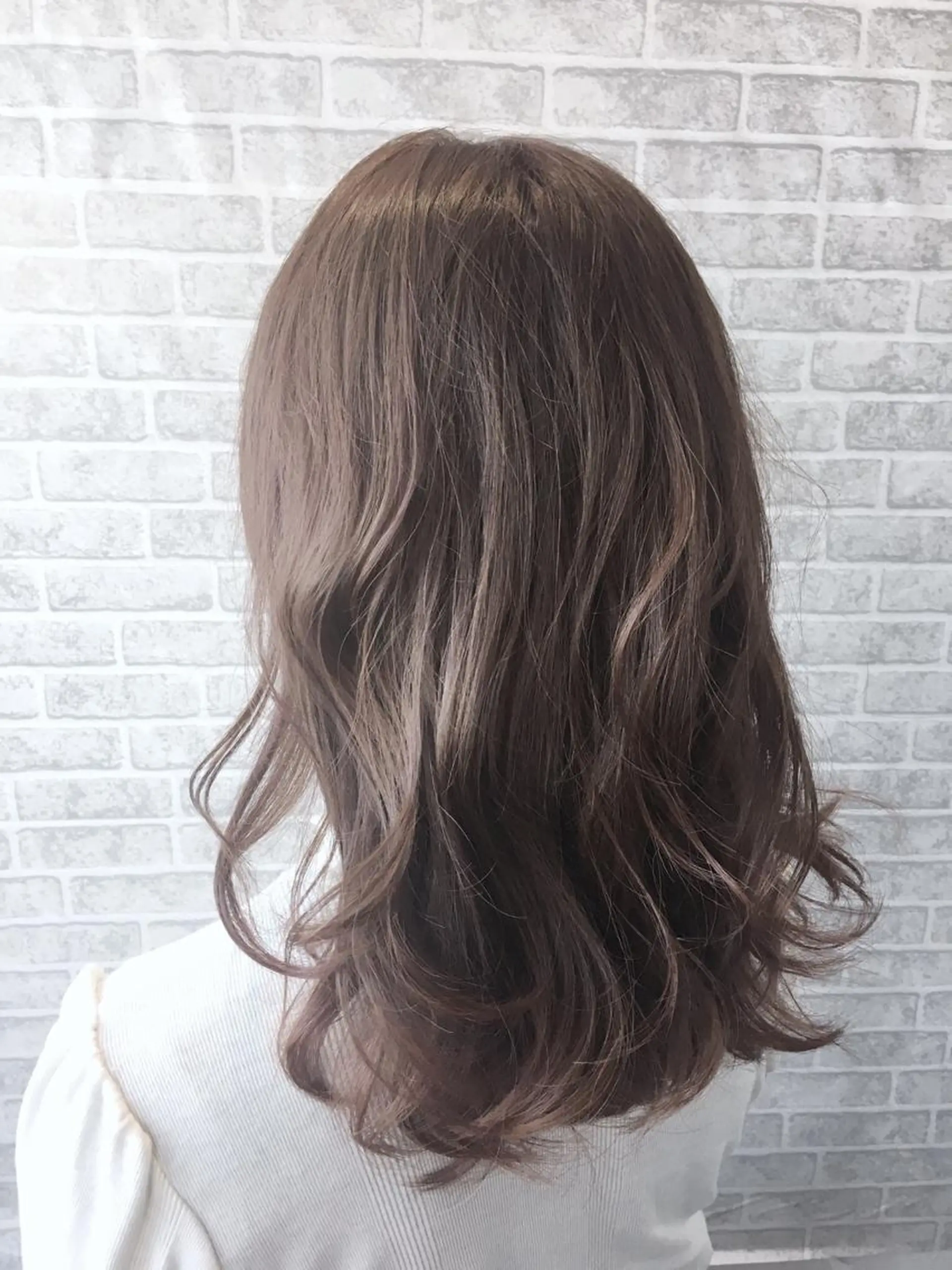 ミディアム 足立 磨咲のヘアスタイル