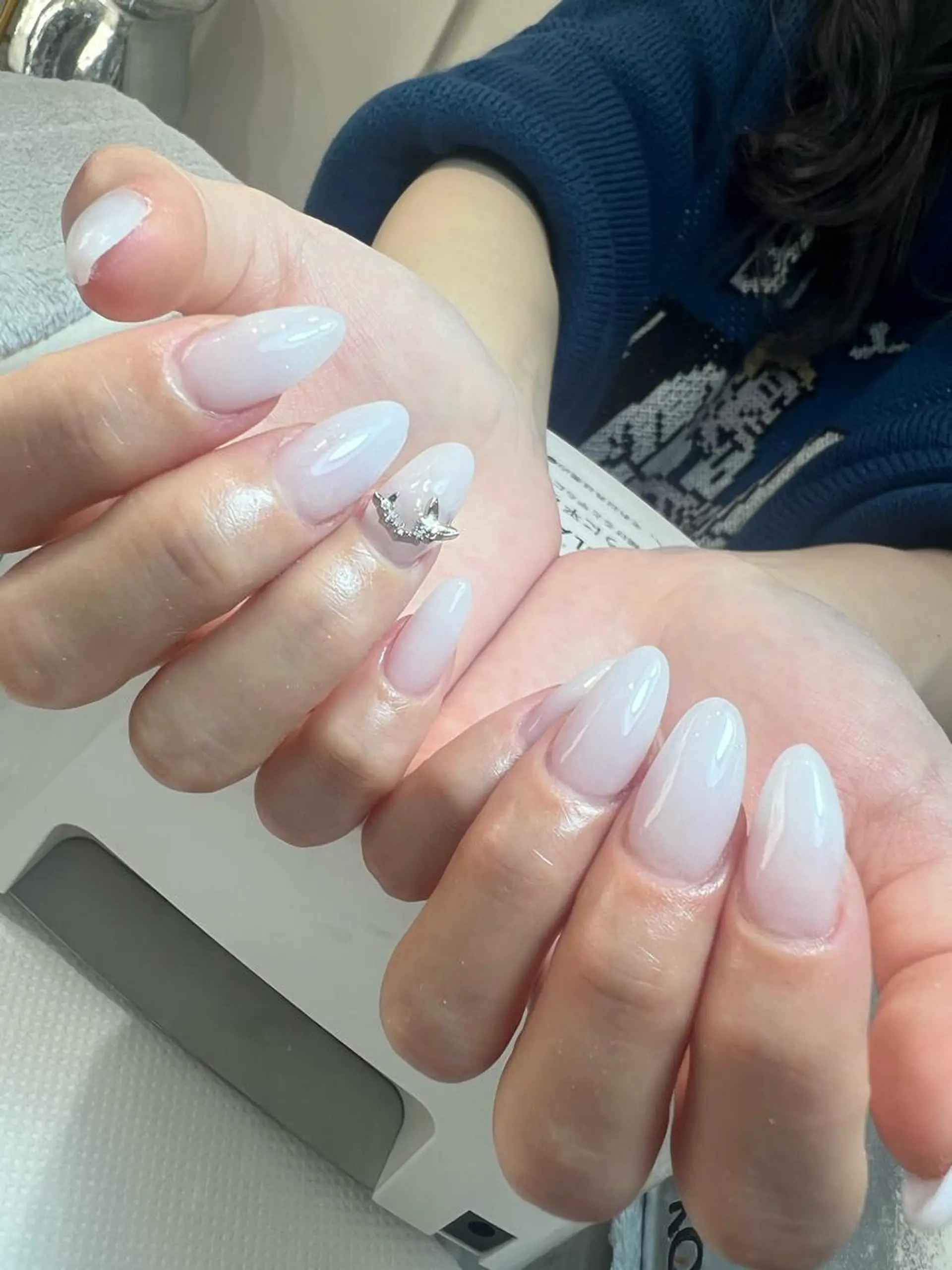 ネイル グラデーション スカルプネイル シンプルネイル ホワイト bijou nails所属・bijou nails 蓮のネイルデザイン