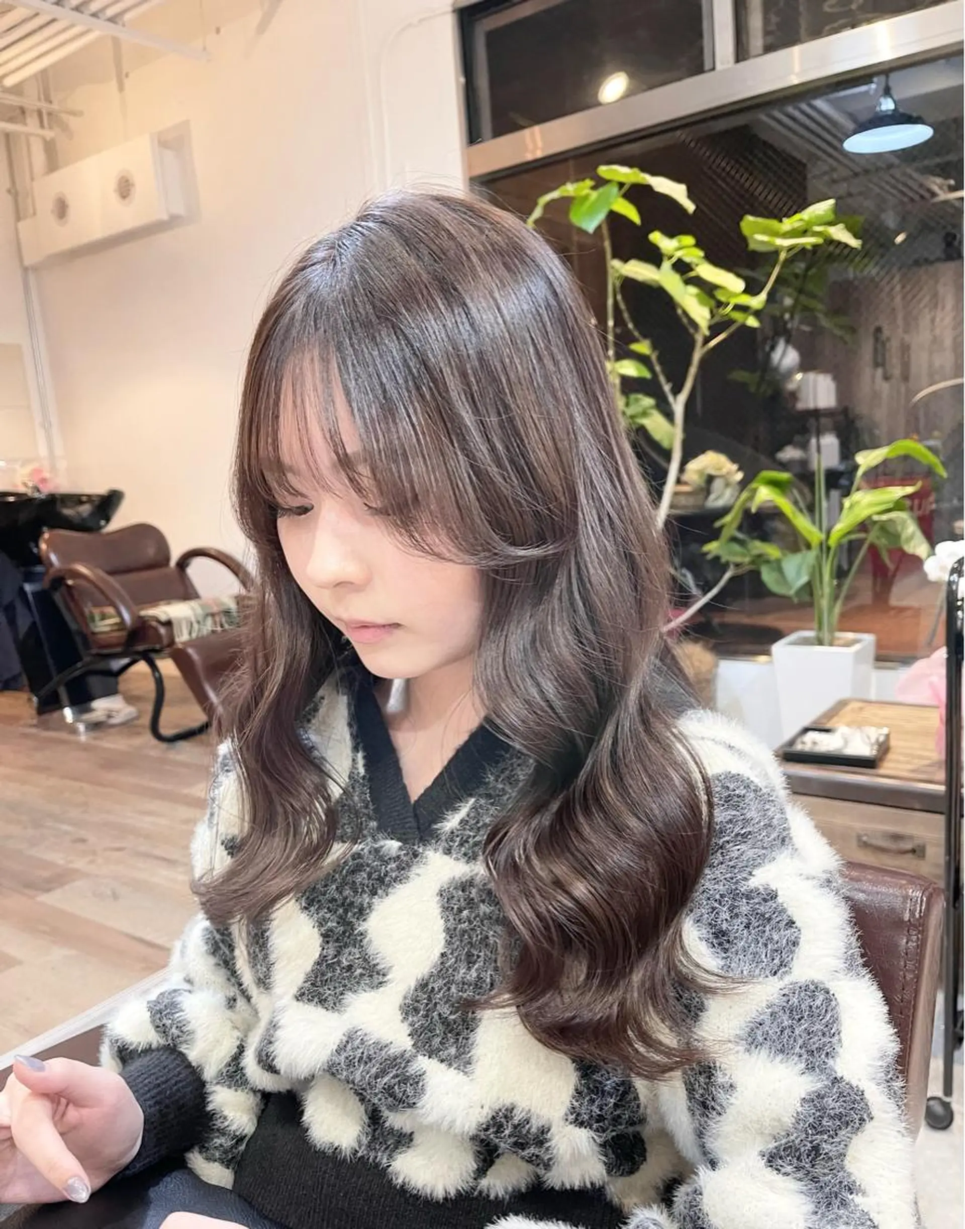 ロング カラー ブラウンカラー ラベンダーカラー ヘアカラー トリートメント ヘッドスパ i  plus＋所属・髪質改善で 憧れの潤艶美髪にのヘアスタイル