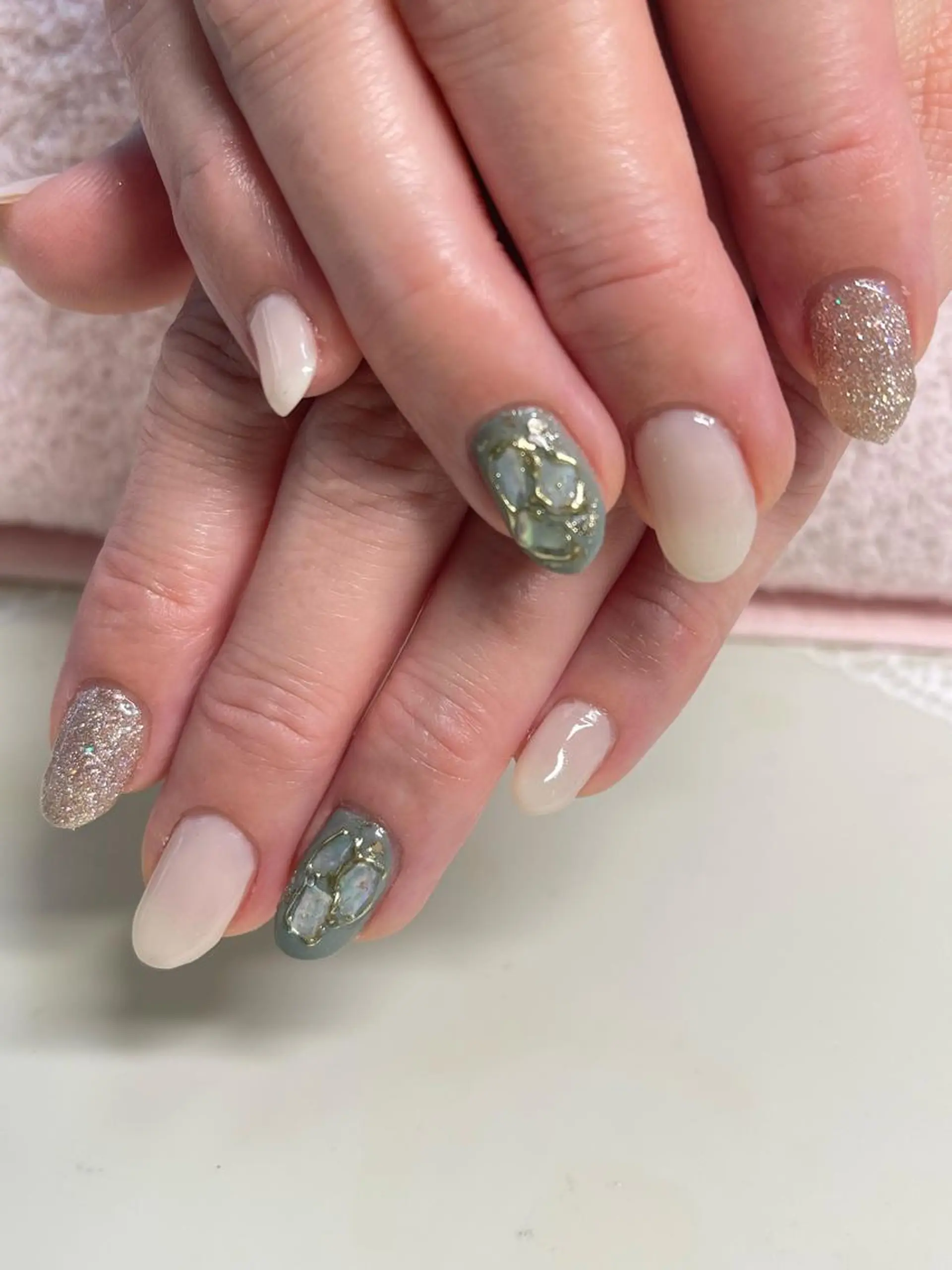 ネイル ゴールド キラキラネイル ハンドネイル Flora nailのネイルデザイン