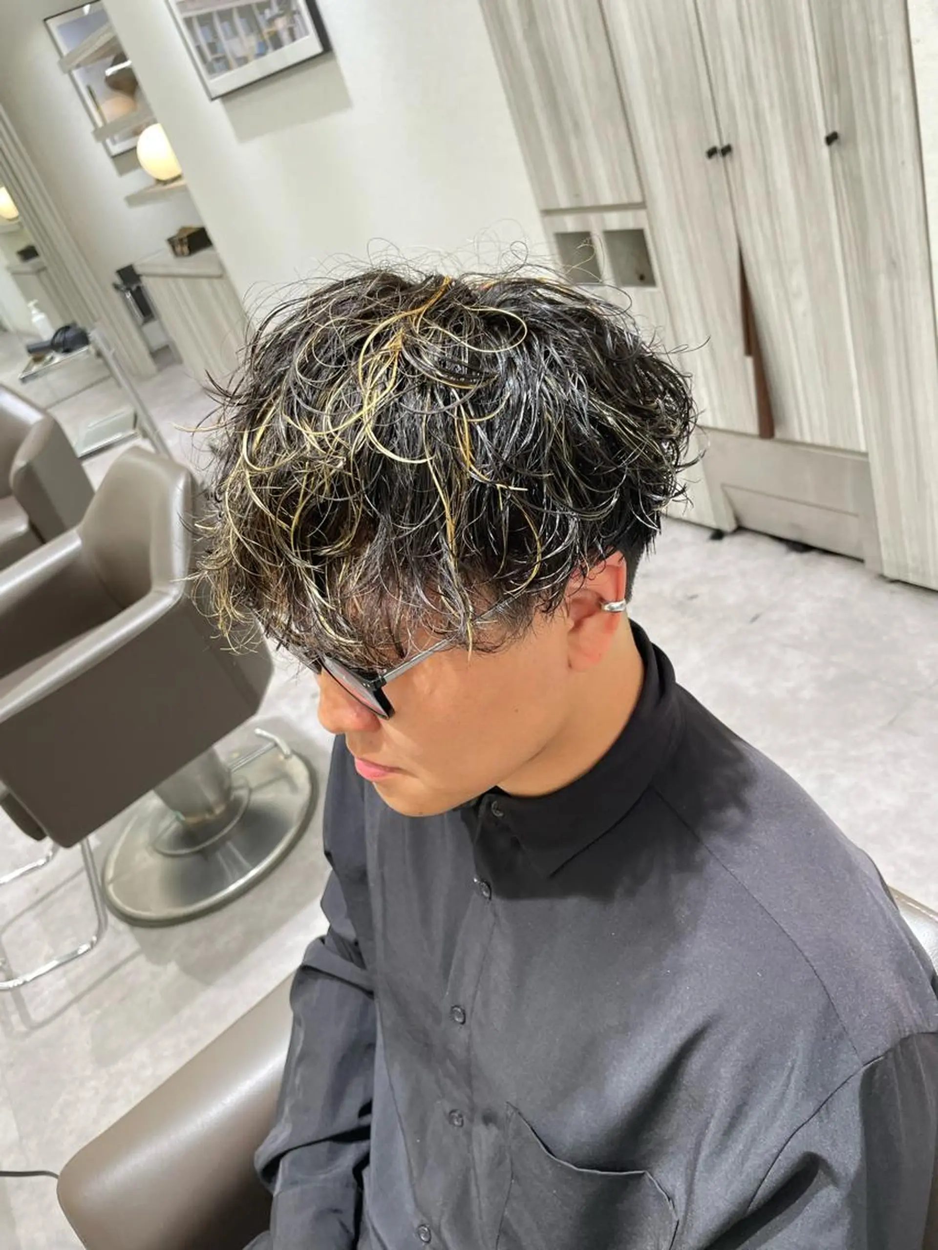 ショート カラー パーマ メンズ メンズブリーチ メンズハイライト メンズメッシュ メンズパーマ メンズツイストパーマ カット ヘアカラー パーマ メンズ特化店長✨ 9/13空◎岡本一真のヘアスタイル