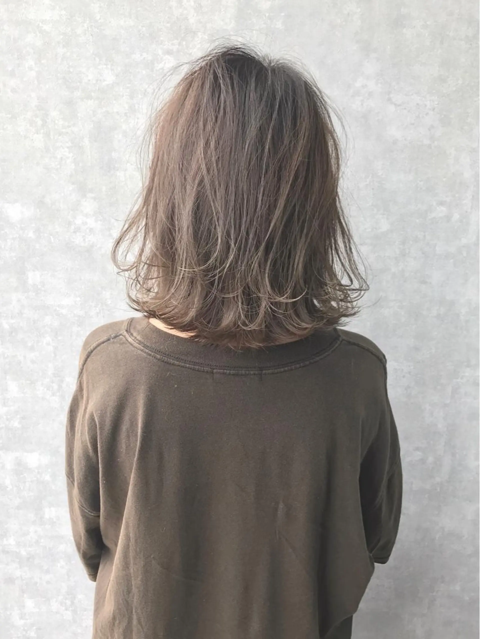 ミディアム カラー グレージュ ハイライトカラー カーキグレージュ ハイライト TOMOYAレイヤー ブリーチ縮毛矯正のヘアスタイル