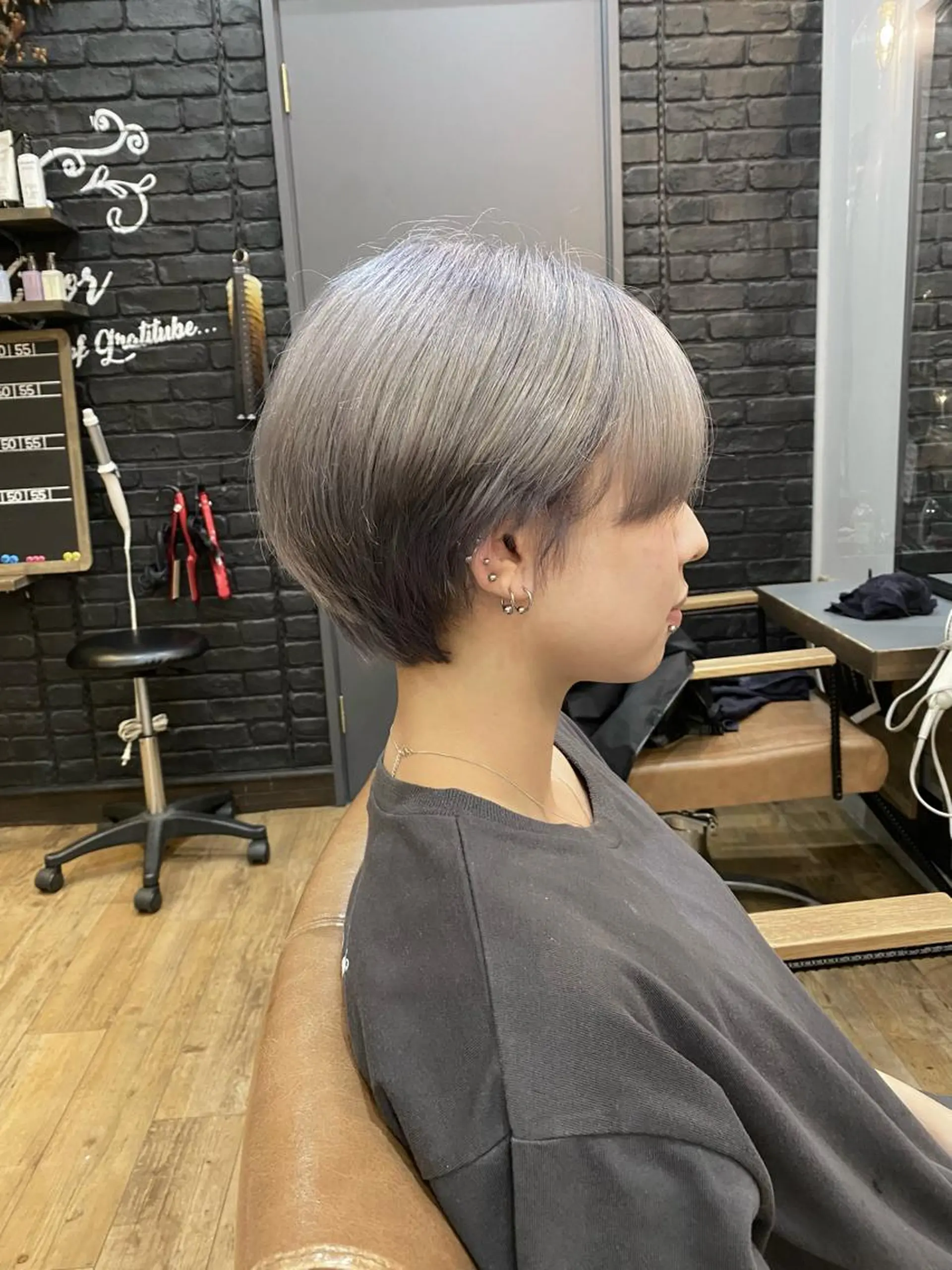 ショート カラー シルバー ホワイトシルバー ヘアカラー トリートメント ケアカラーリスト✂️ SHIAN   フジのヘアスタイル