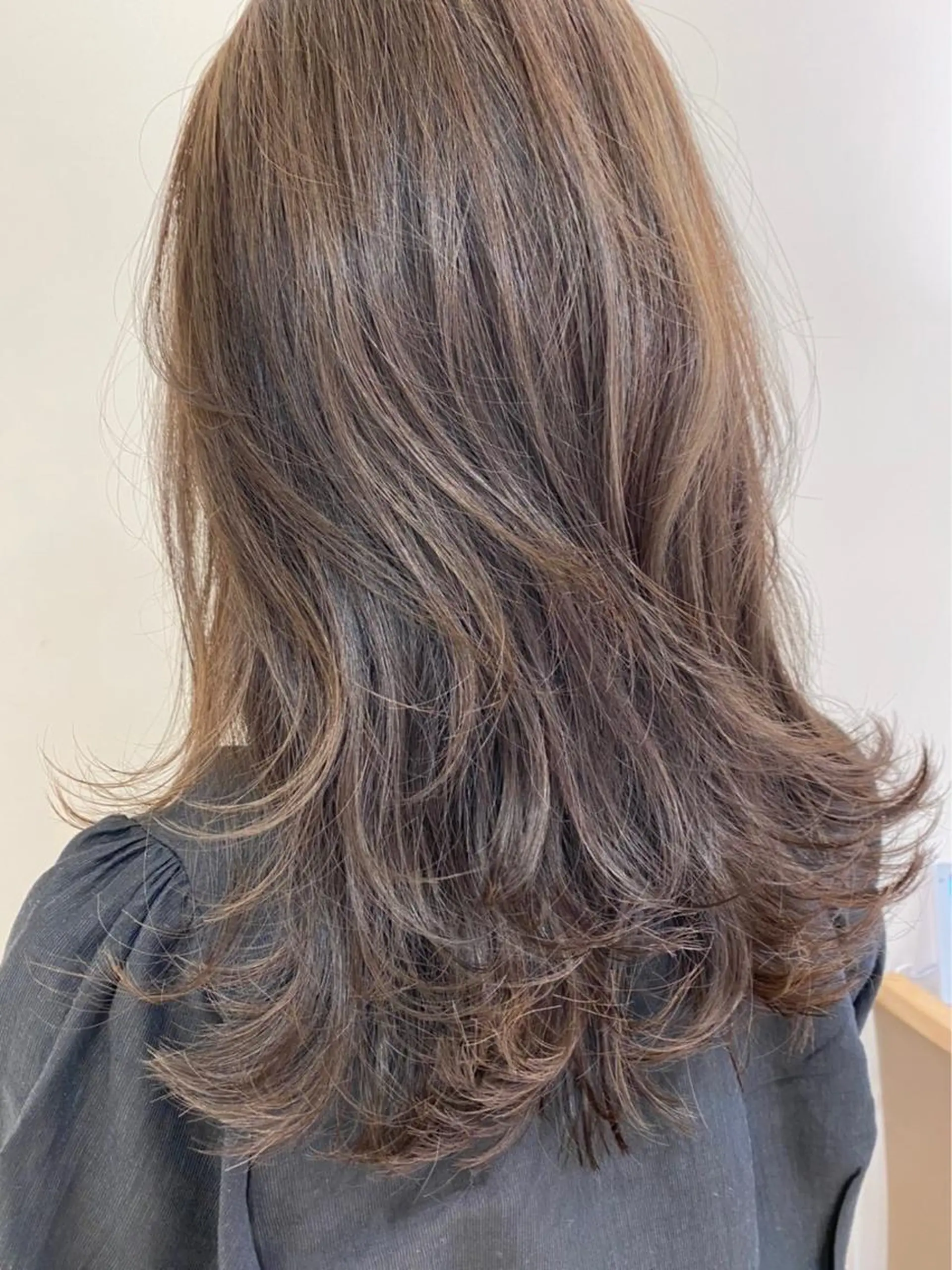 セミロング カラー カット ヘアカラー トリートメント プレイングカラー🤍 細めハイライトのヘアスタイル