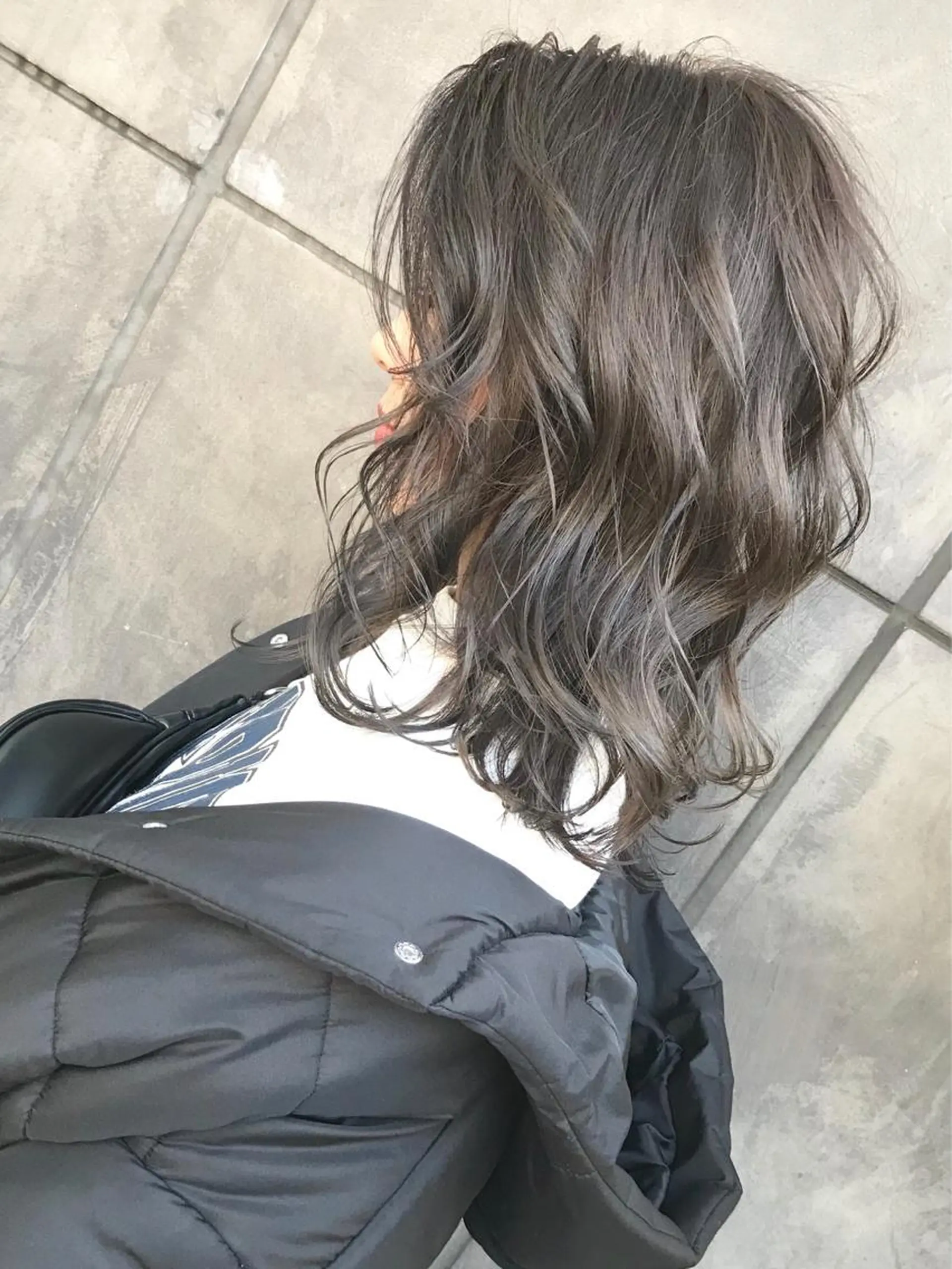 ミディアム カラー グレージュ TOMOYAレイヤー ブリーチ縮毛矯正のヘアスタイル