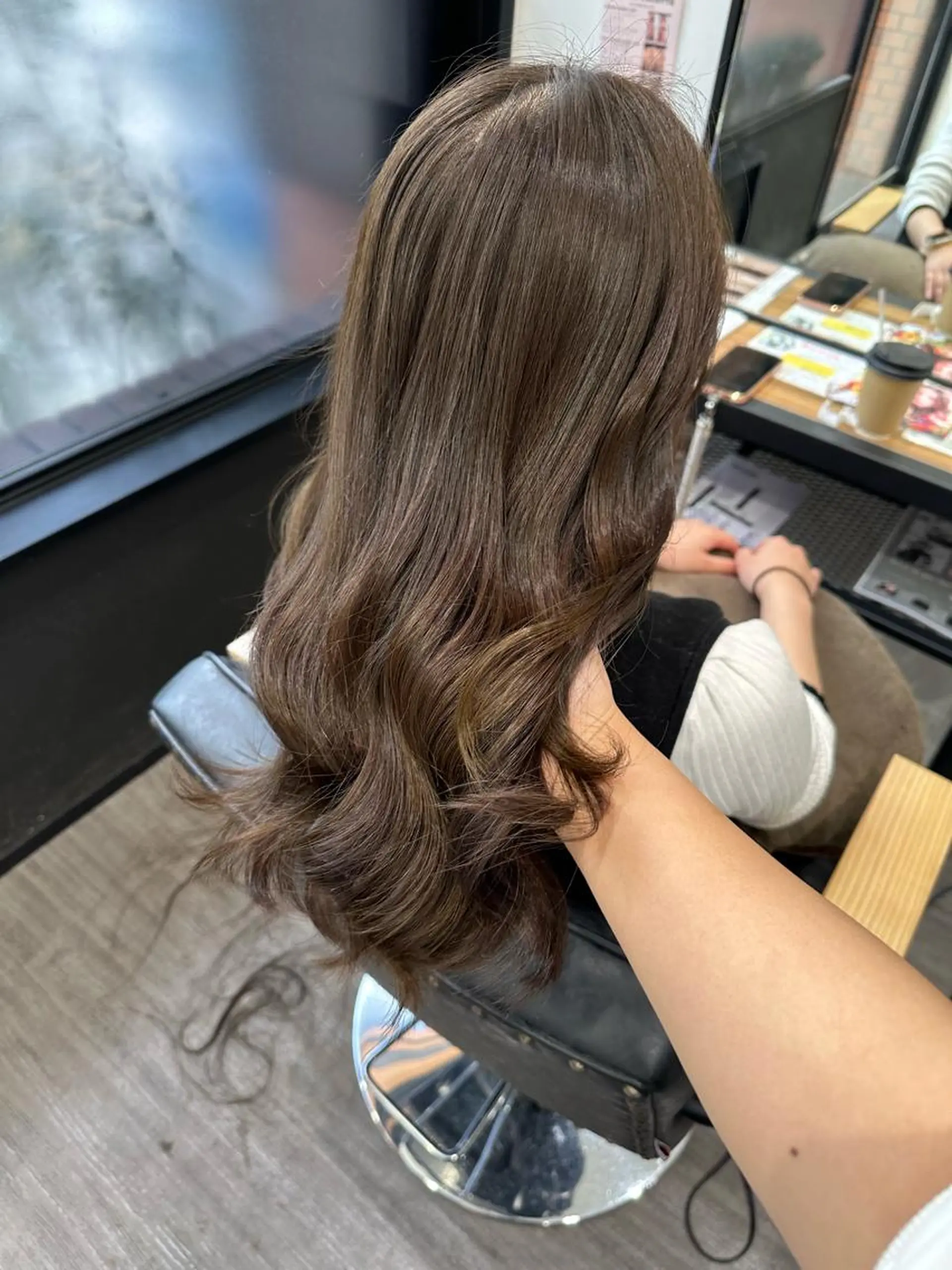 セミロング カラー グレージュ オリーブグレージュ オリーブグレー カット ヘアカラー トリートメント 上田 紗也のヘアスタイル