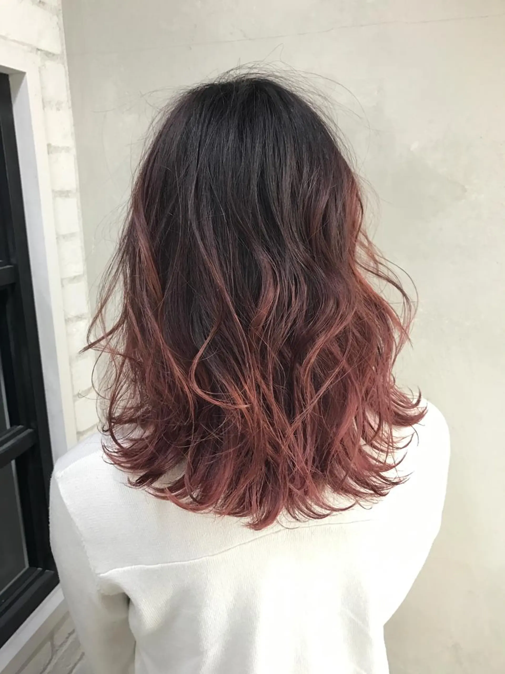 セミロング TOMOYAレイヤー ブリーチ縮毛矯正のヘアスタイル