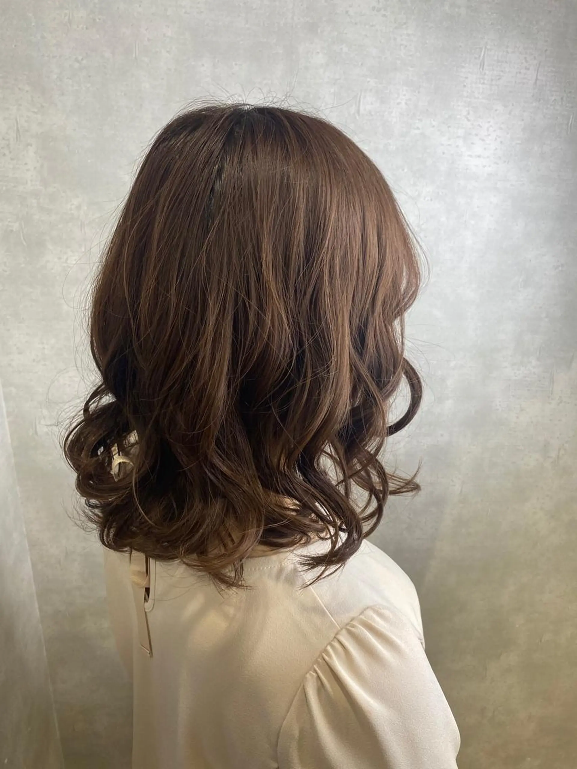 ミディアム カット ヘアカラー トリートメント ヘアセット 美髪/髪質改善 顔周り/透明感カラーのヘアスタイル