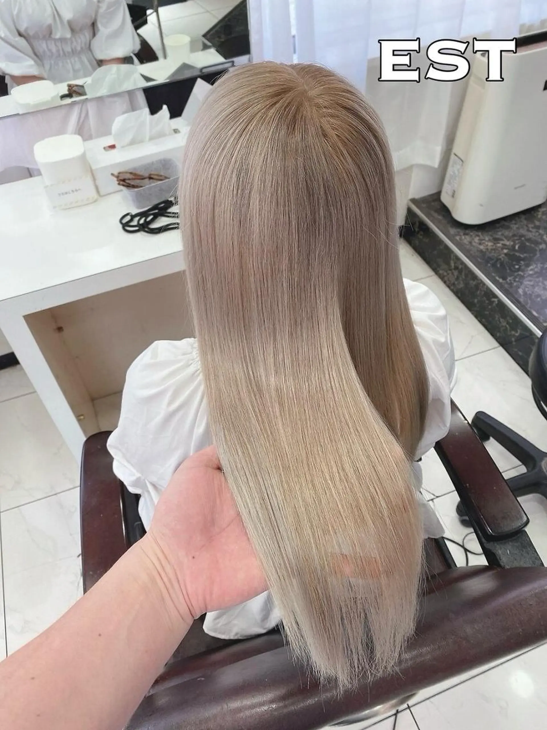 カラー ヘアアレンジ ロング シールエクステ バレイヤージュ ベージュカラー ブリーチ ケアブリーチ M. KURUMIのヘアスタイル