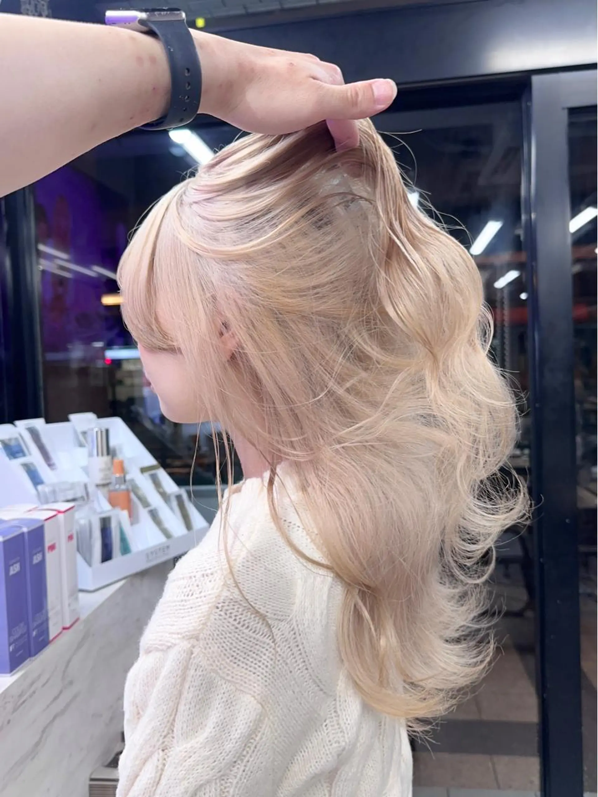 ロング 前髪カット🩶レイヤ ー🩶ハイトーン🩶のヘアスタイル