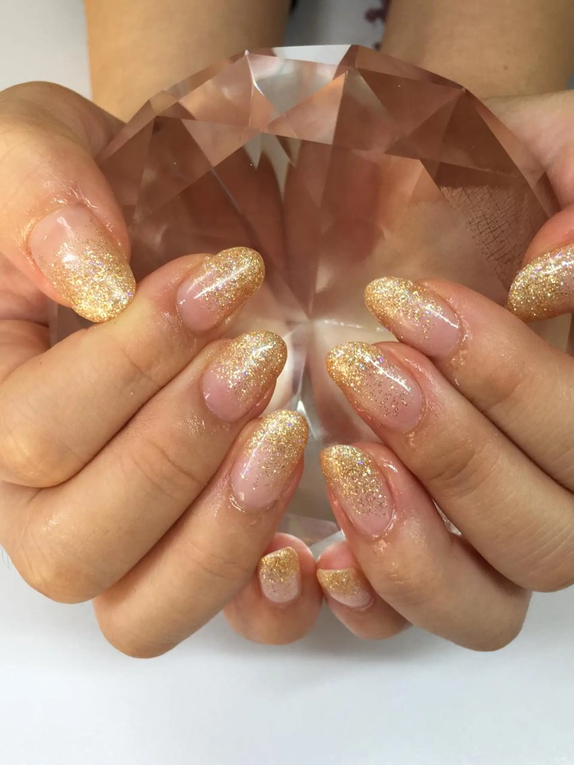 ネイル ゴールド グラデーション ラメ(グリッター) ラメグラデーション 冬ネイル glow_ nailのネイルデザイン