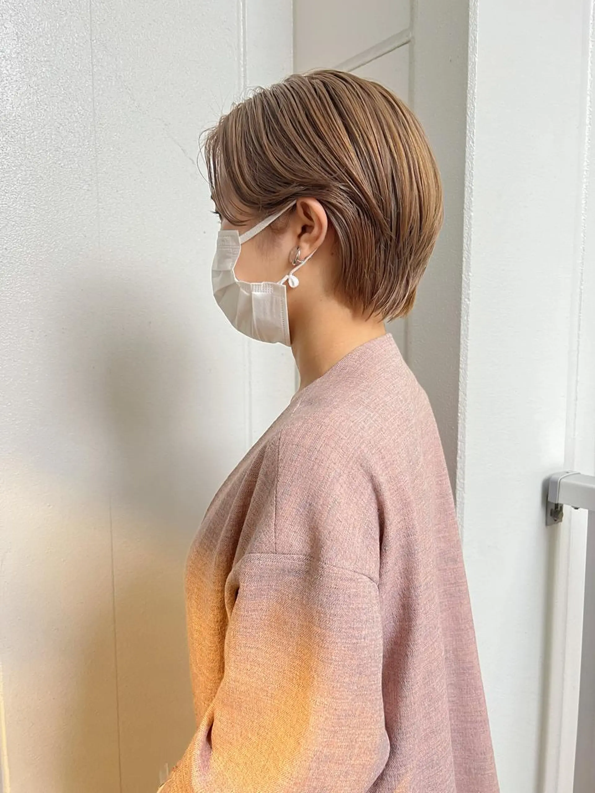 ショート カラー 切りっぱなしボブ ショートボブ ベージュカラー ブリーチ ブロンド ヘアカラー トリートメント a moment(モーメント)所属・蔵前 デザインカット KOBAYASHIのヘアスタイル