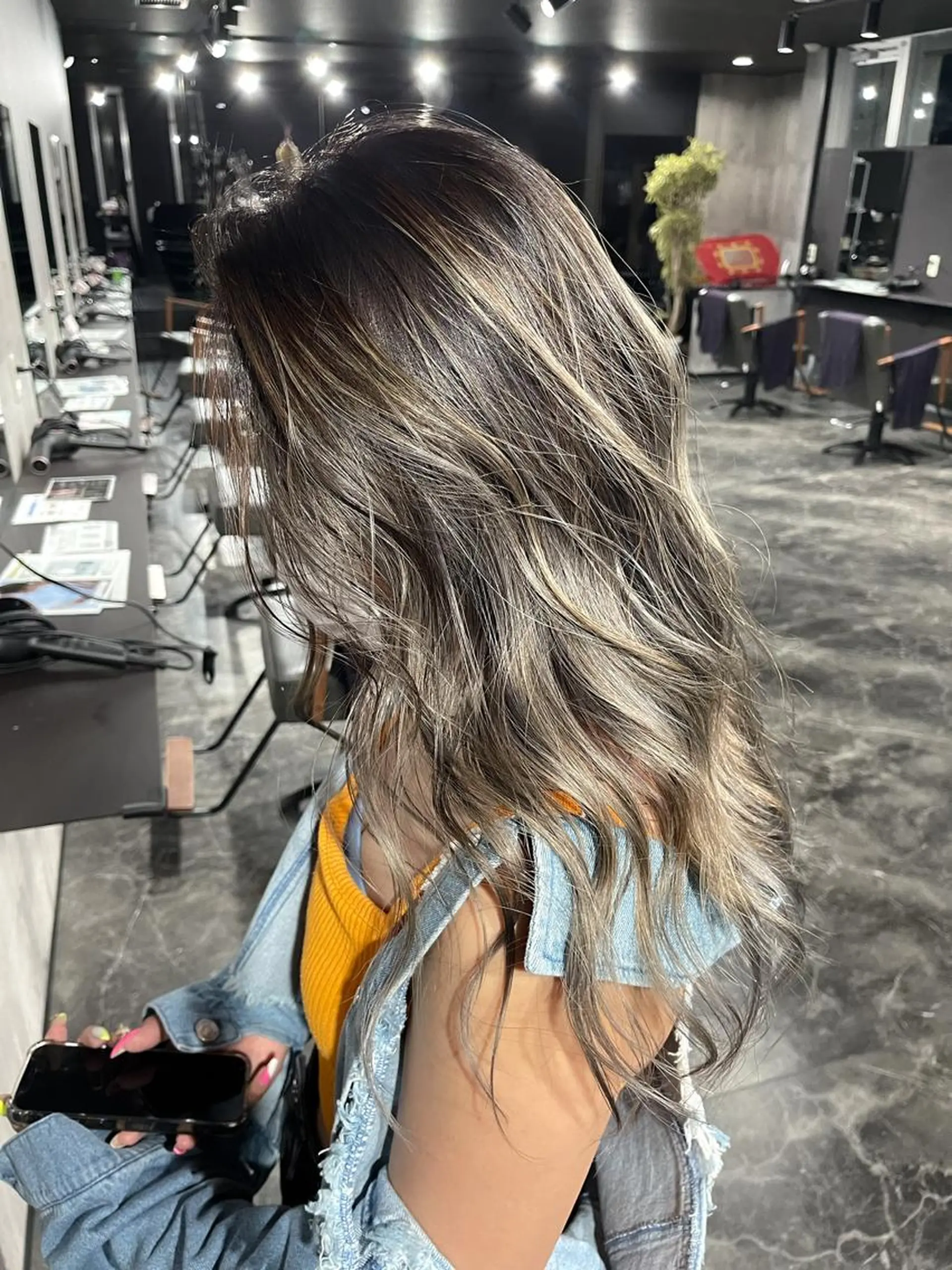 セミロング カラー バレイヤージュ レイヤーカット ヘアカラー Maison所属・清水 亮太／赤み消しカラーのヘアスタイル
