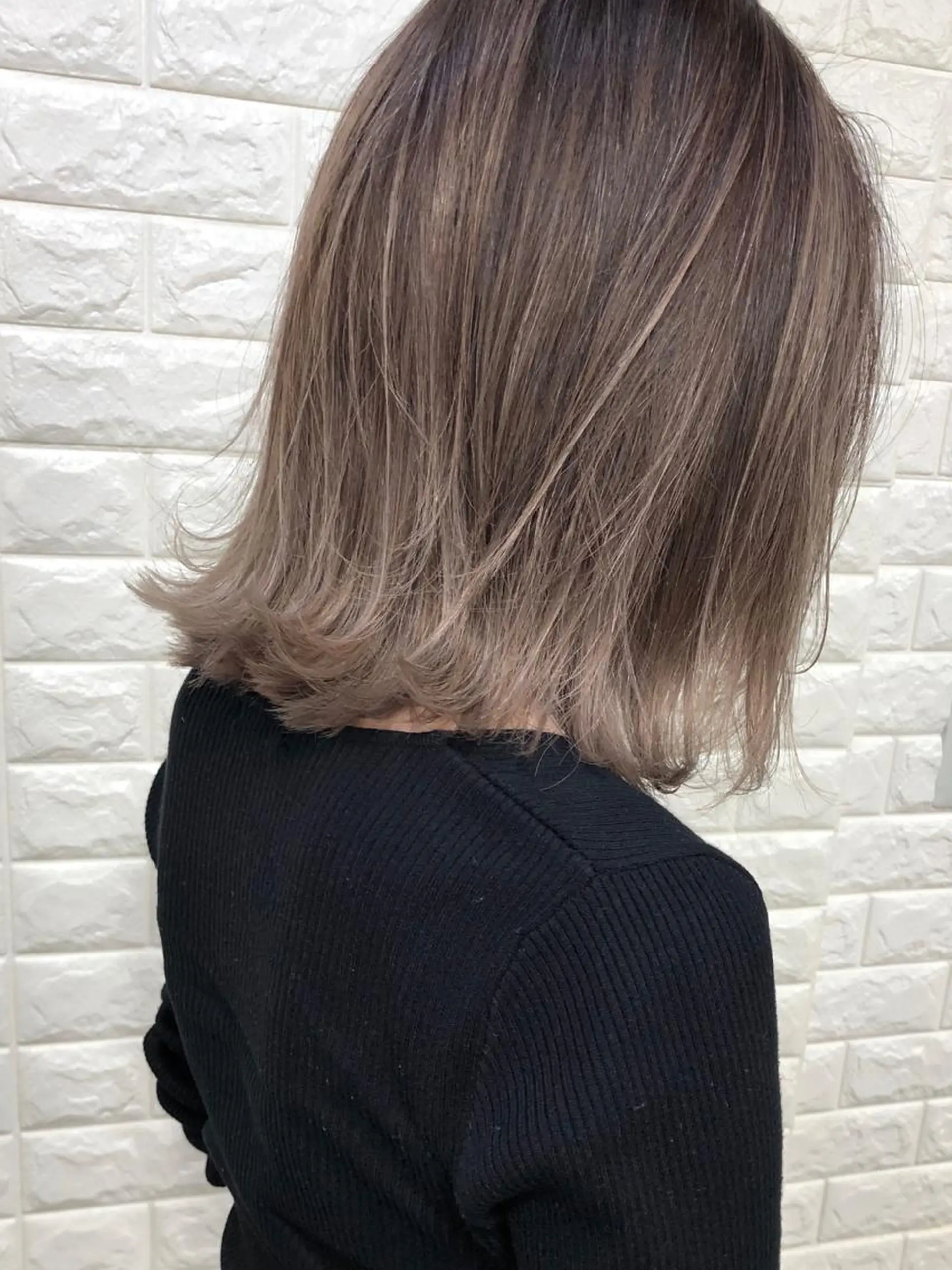 ミディアム カラー バレイヤージュ ブリーチ ケアブリーチ レイヤーカット ヘアカラー トリートメント famille所属・famille ファミーユのヘアスタイル