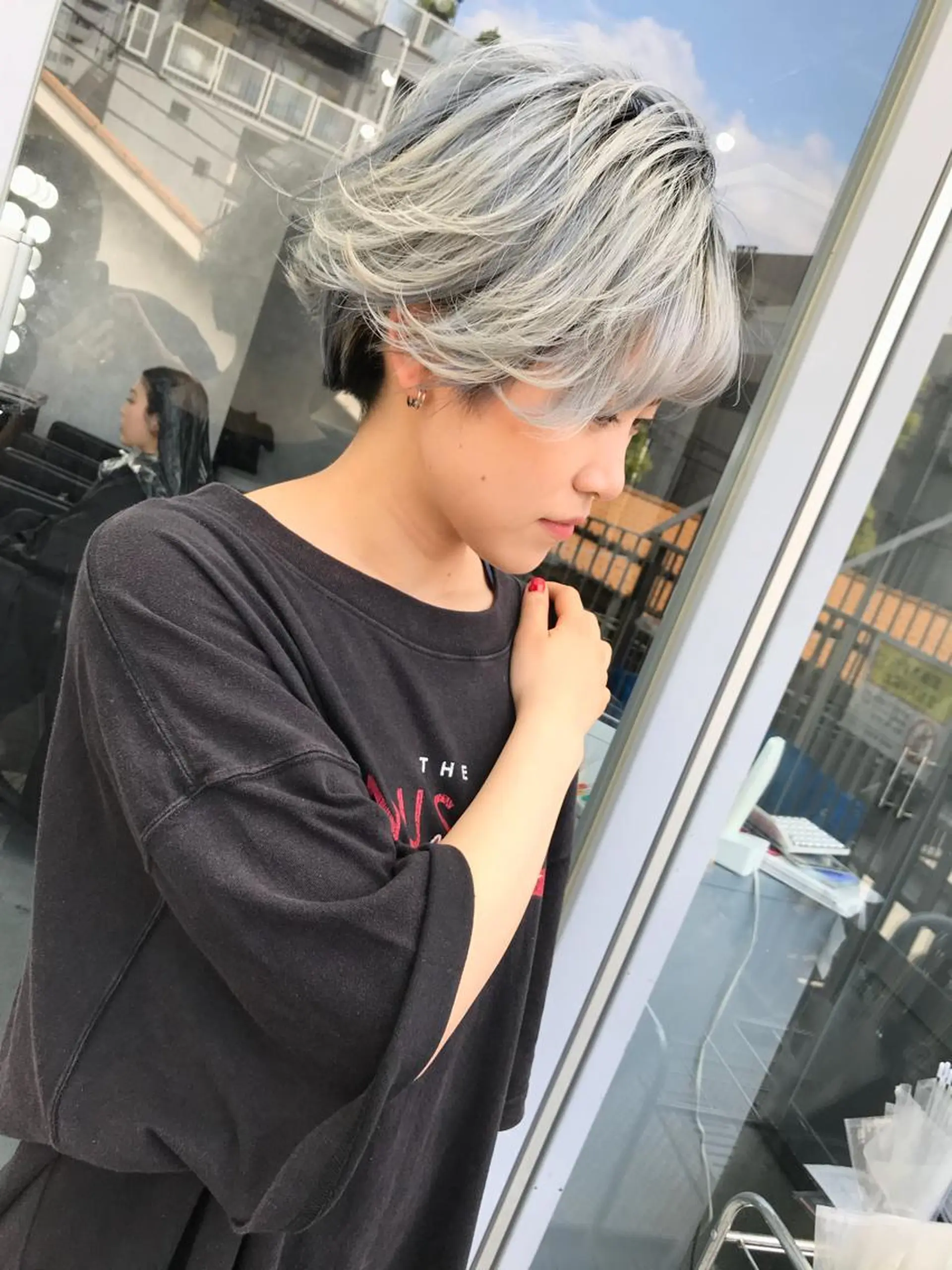 ショート カラー ブルーカラー ブルージュ カット トリートメント TOMOYAレイヤー ブリーチ縮毛矯正のヘアスタイル