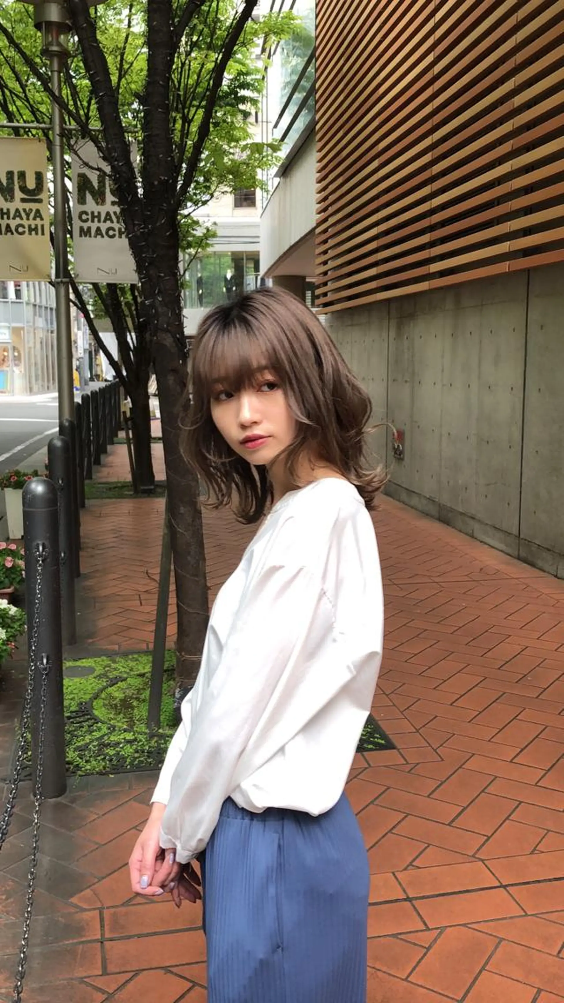 セミロング カラー ブリーチ グレージュ ミルクティーグレージュ GIEN 末吉 海斗のヘアスタイル