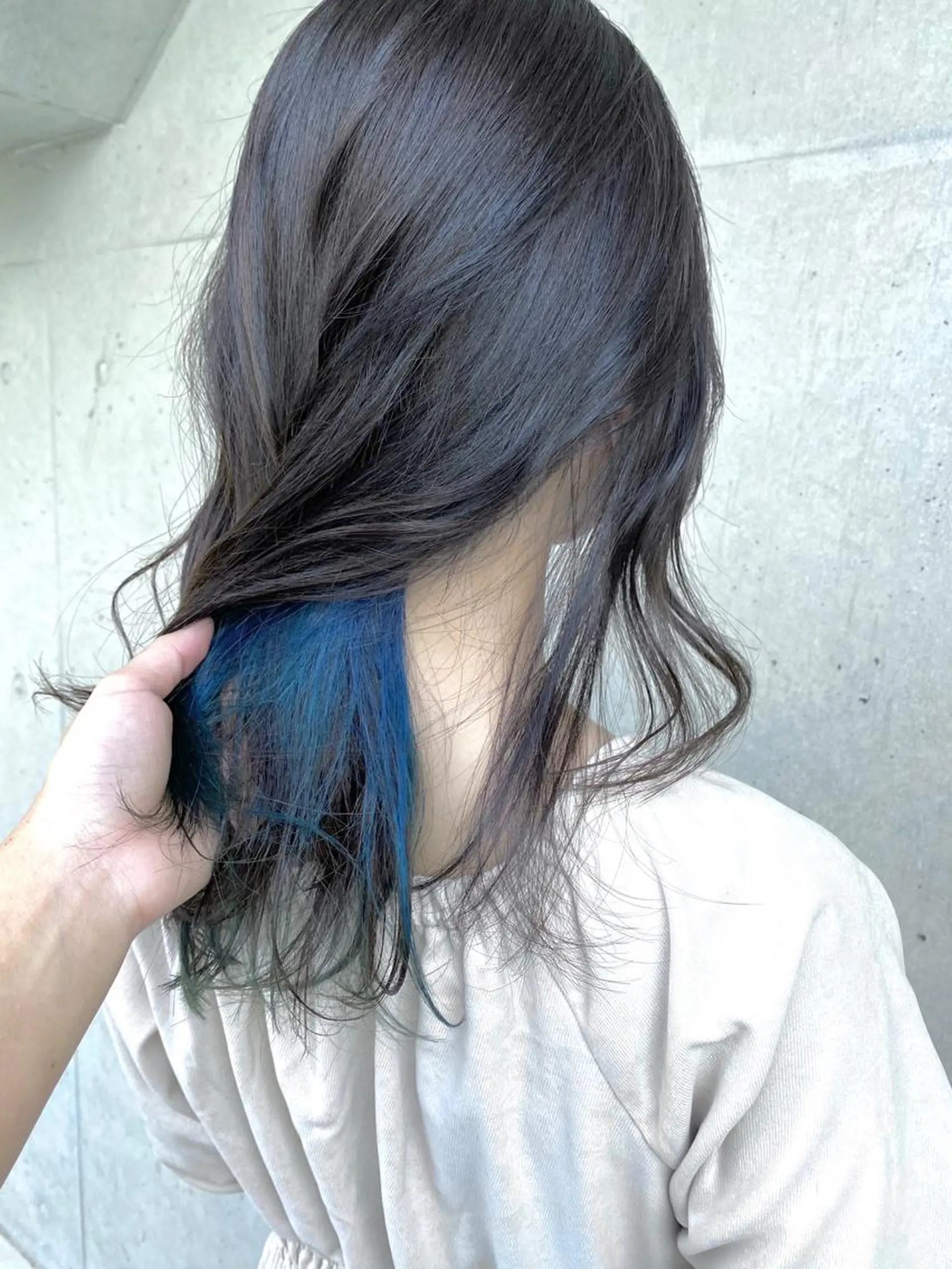 ミディアム カラー ブルーカラー ダークグレー ダークグレージュ グレージュ ヘアカラー 川越 輝梨奈のヘアスタイル