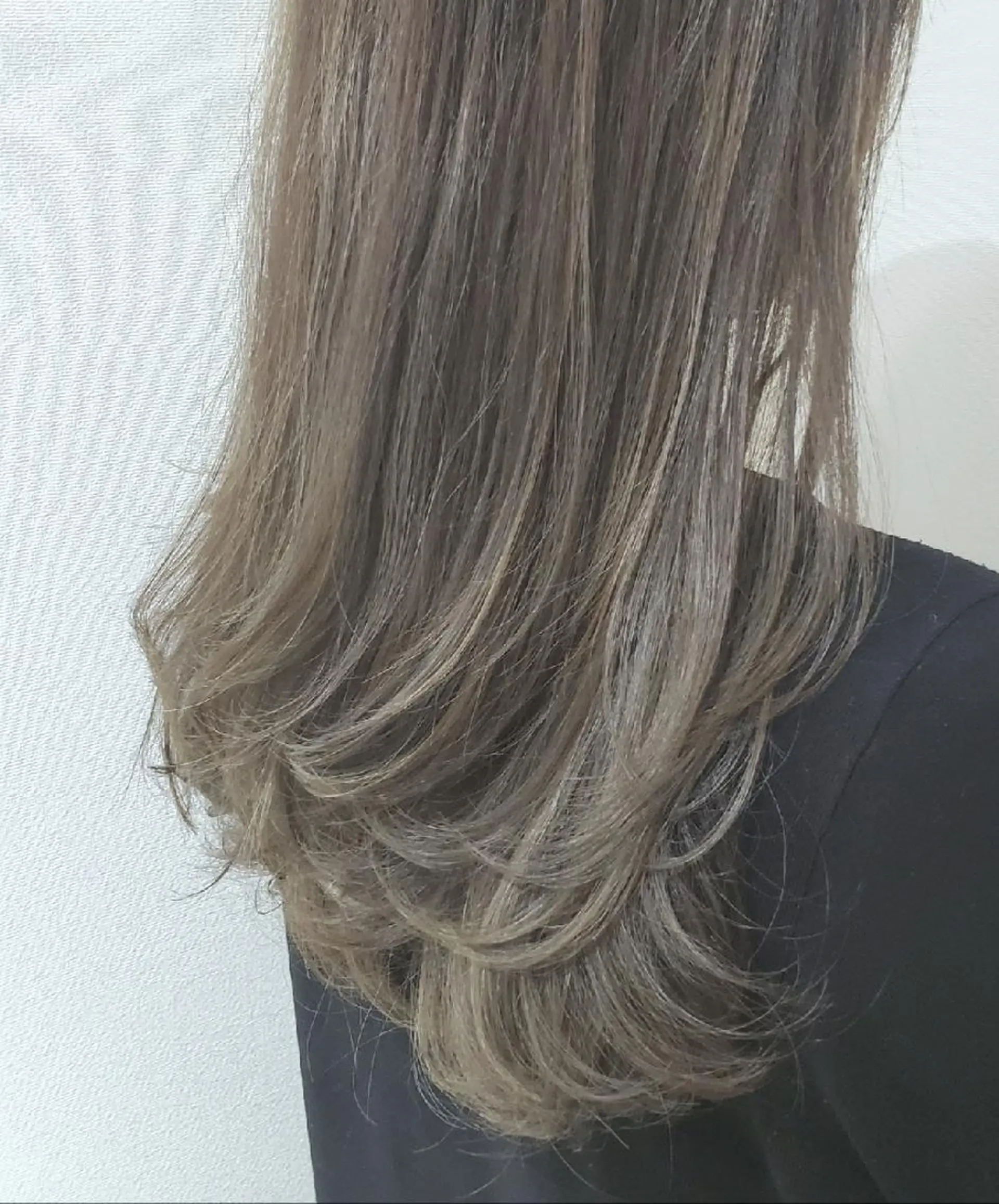 セミロング カラー マネージャー 西村優子のヘアスタイル