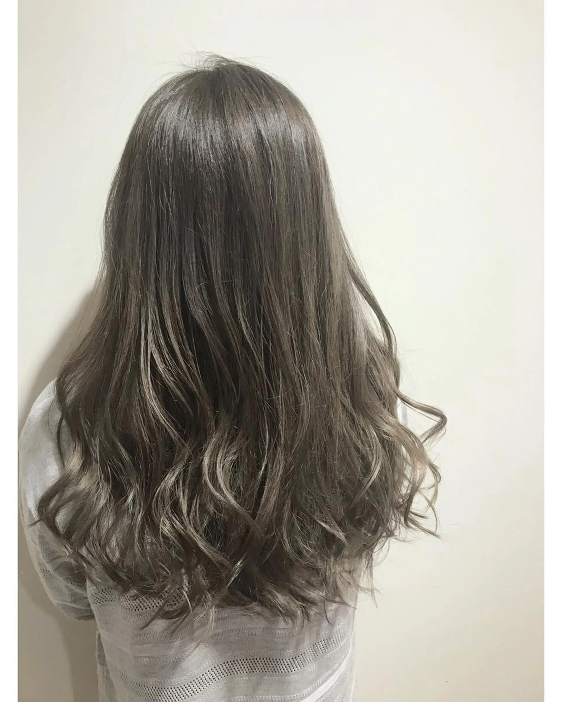 ロング カラー パーマ アッシュ アッシュグレー ブリーチ ケアカラー ダブルカラー カラー&矯正スペシャ リスト宮本　伸一のヘアスタイル