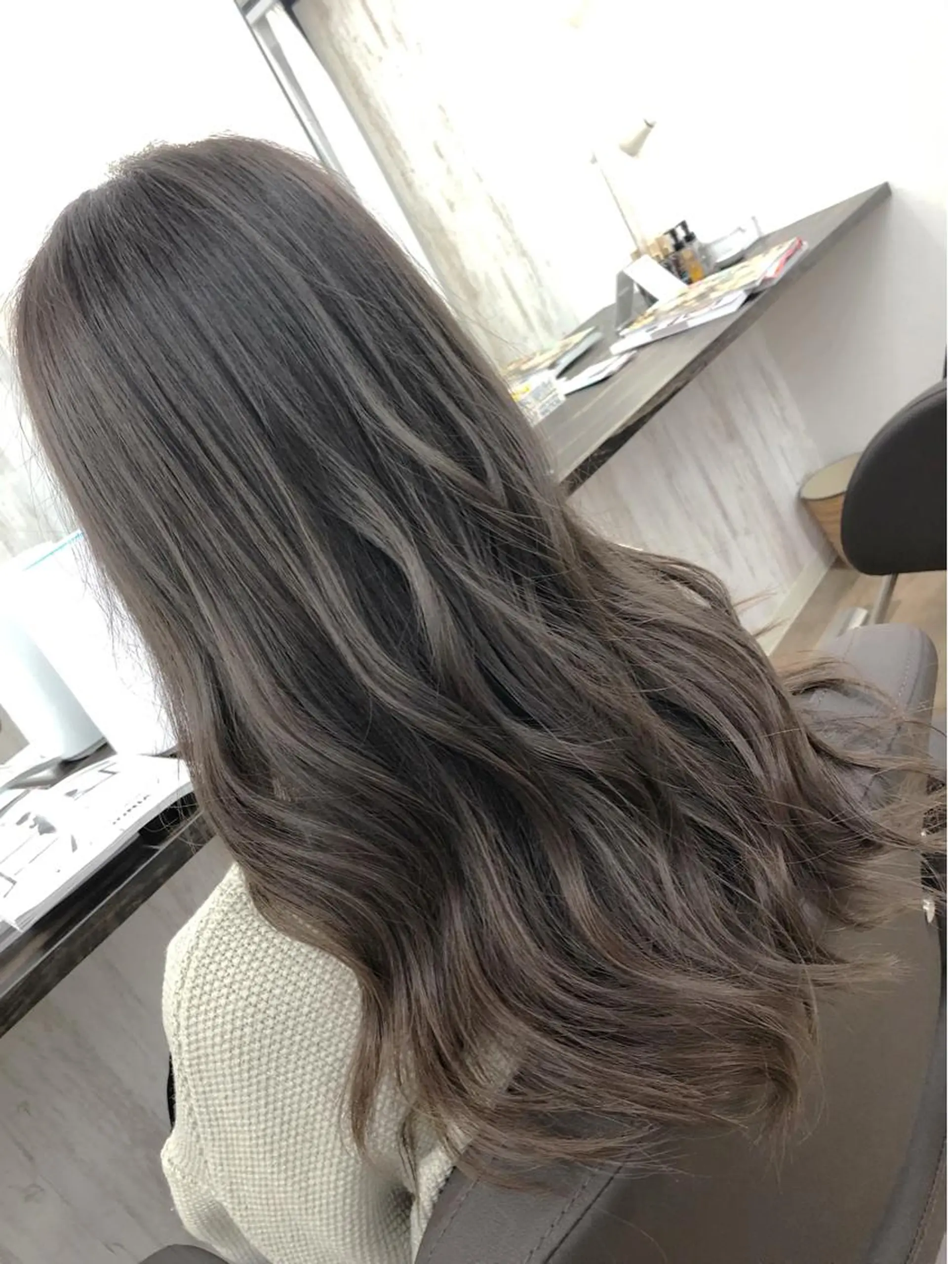 ロング カラー バレイヤージュ ブリーチ レイヤーカット エクステ プライベートサロン LyoN/RYOTAのヘアスタイル