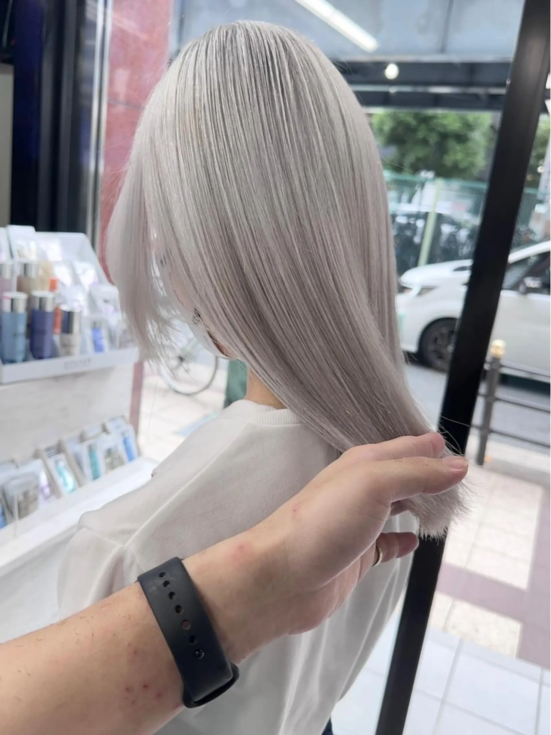 ロング 前髪カット🩶レイヤ ー🩶ハイトーン🩶のヘアスタイル