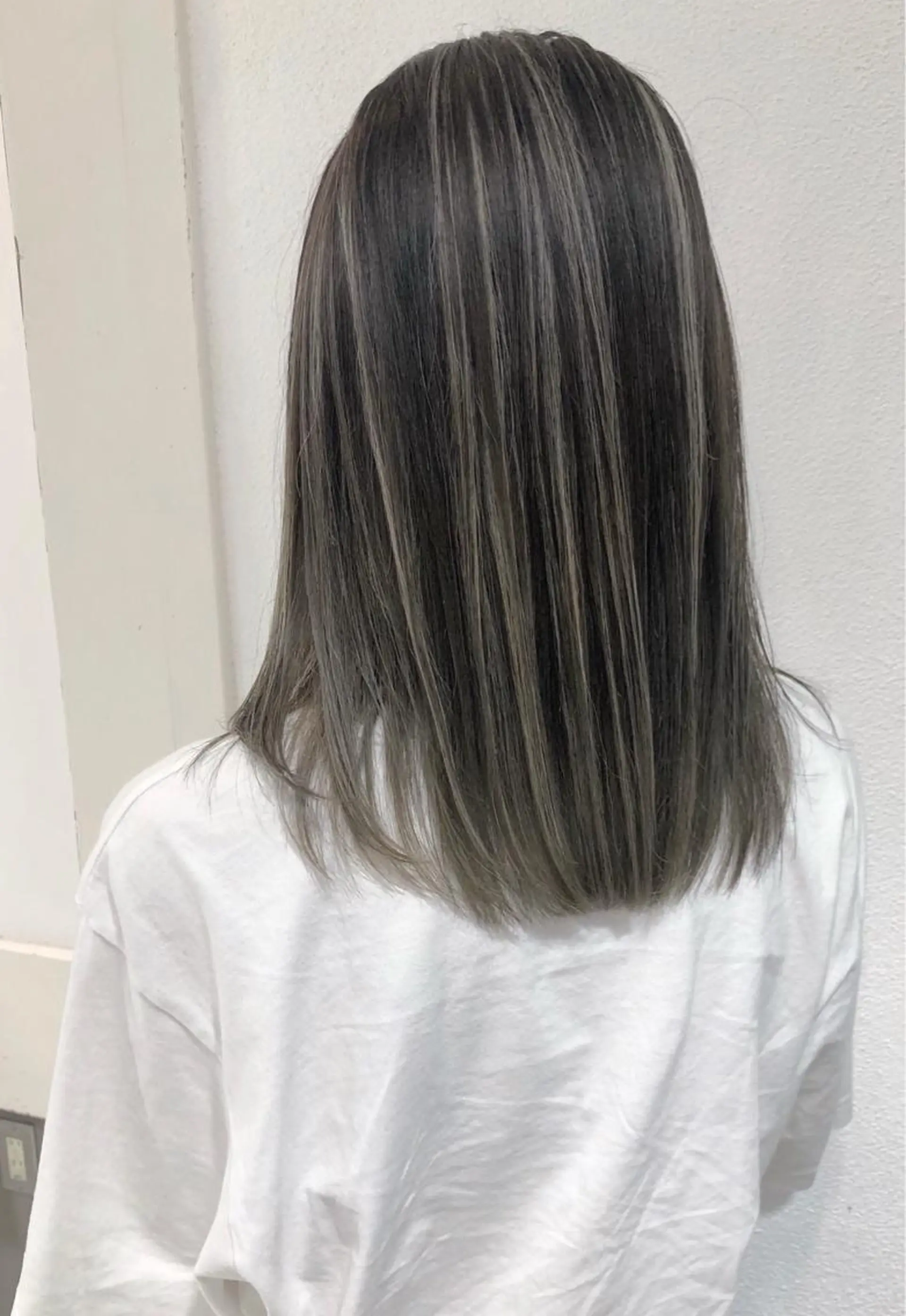 ミディアム カラー バレイヤージュ シルバー レイヤーカット ヘアカラー トリートメント GiseL天神カラー 髪質改善/ブリーチのヘアスタイル