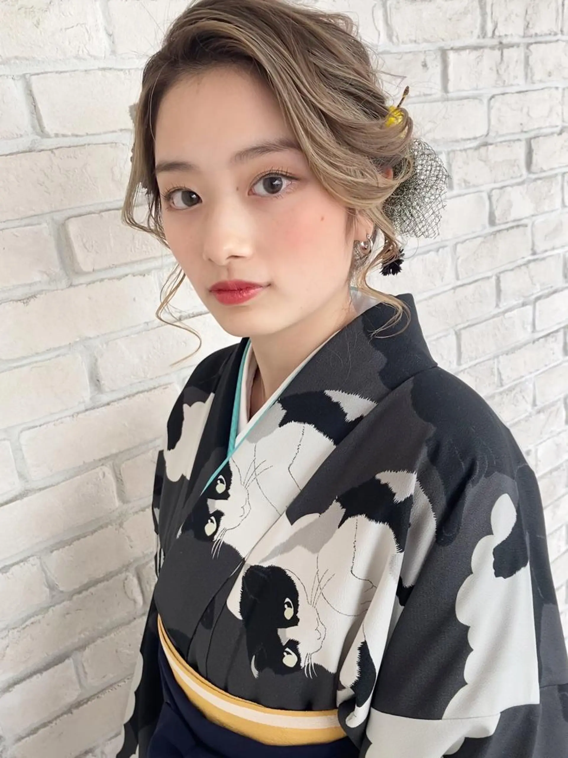 セミロング 卒業式のヘアスタイル 白髪ぼかしハイライト ヘアアレンジのその他イメージ