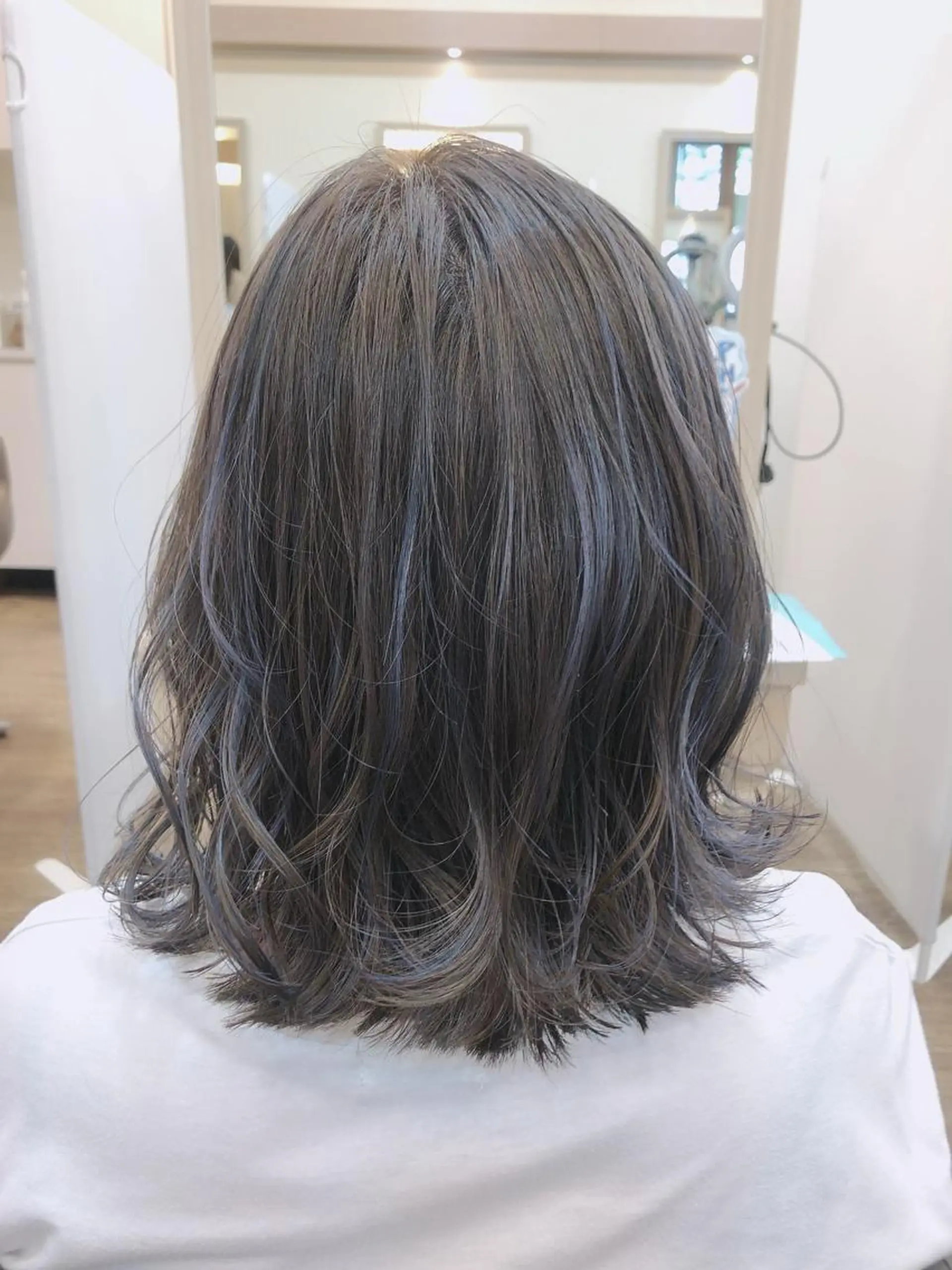 ミディアム カラー ブルーカラー ブルーグレー ハイライトカラー ハイライト カット ヘアカラー 尚平 髪質改善 大人のデザインカラーのその他イメージ