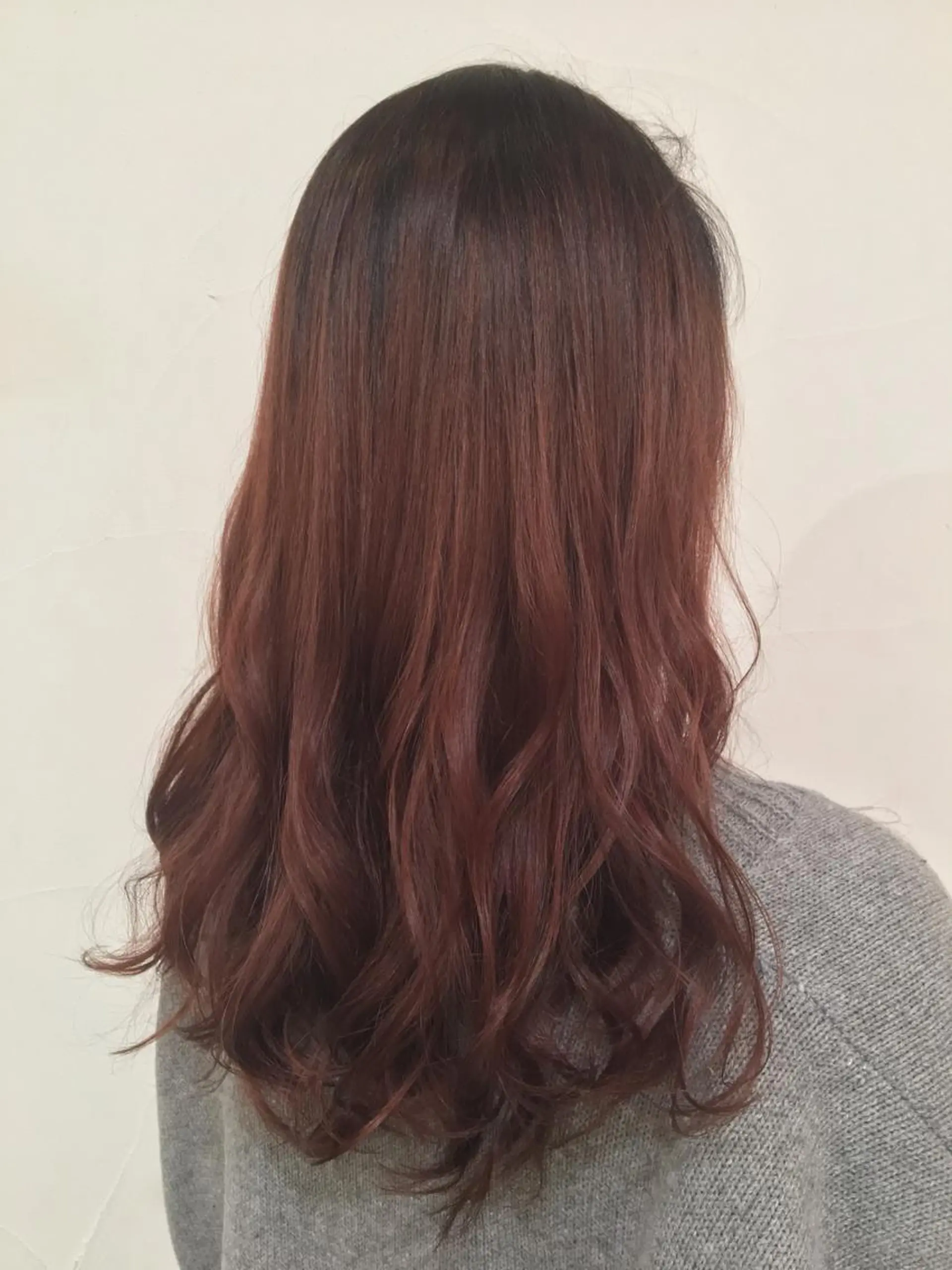 セミロング カラー カシス ヘアカラー 乳井 悠香のヘアスタイル