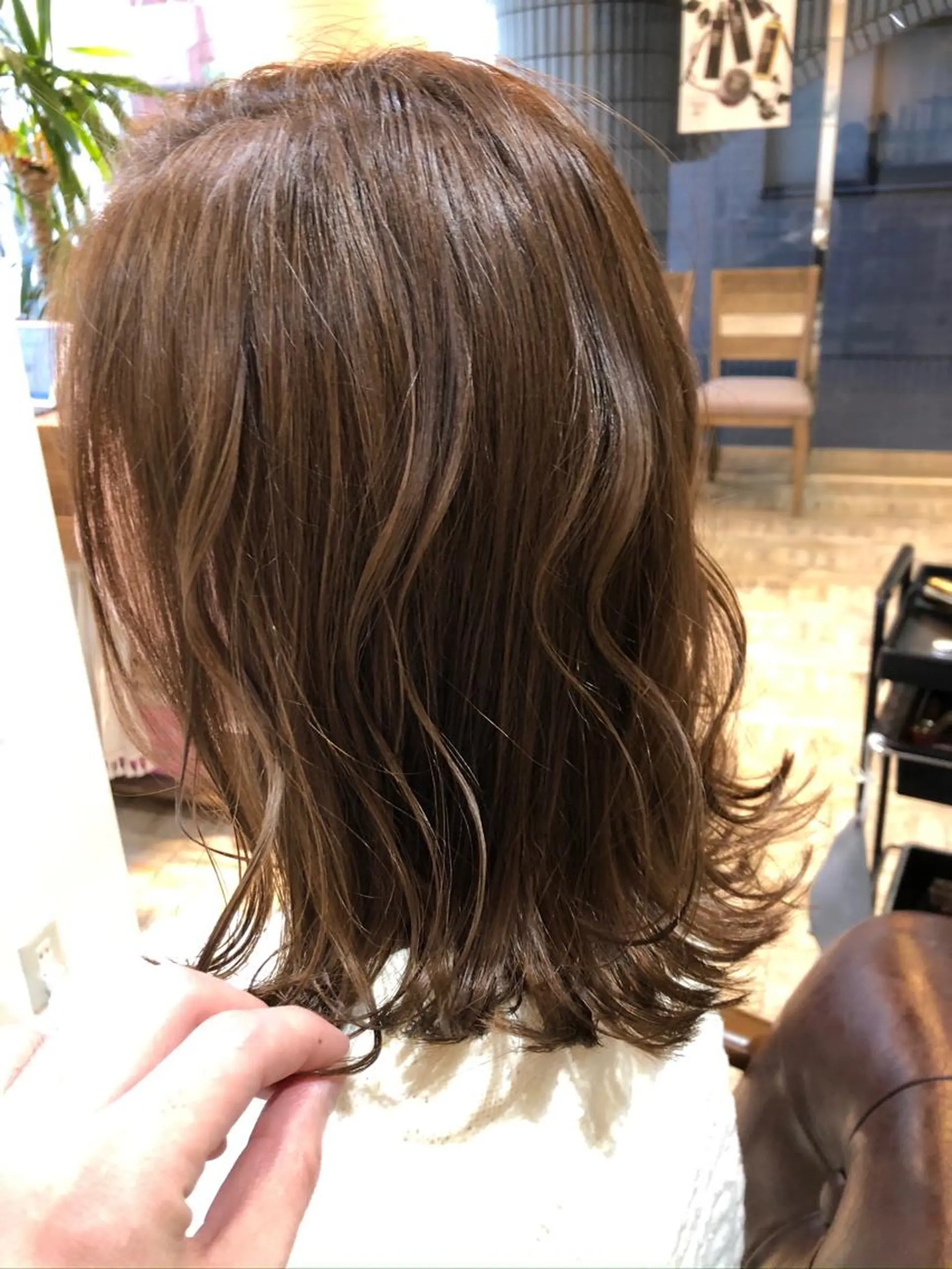 ミディアム カラー ミディアムレイヤー ベージュカラー レイヤーカット 外ハネヘア 【垢抜け大人髪】 TIARA西山のヘアスタイル