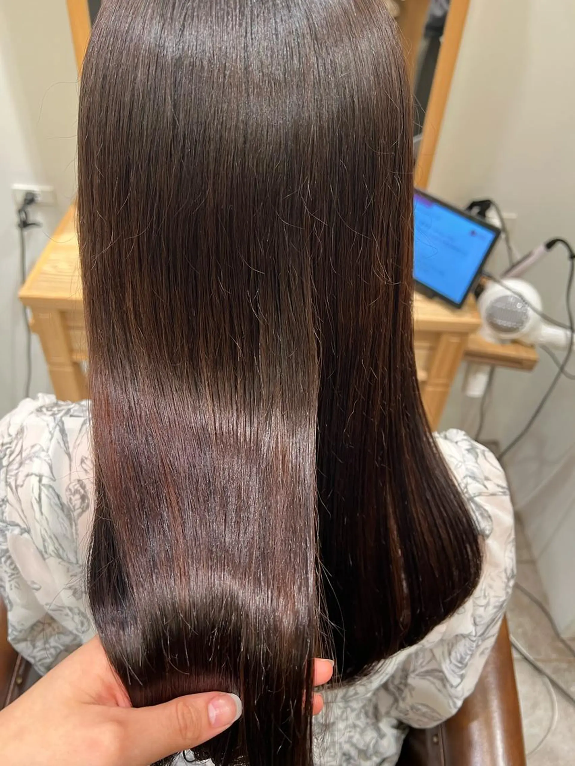 セミロング カット無料｜ 青山 ｜髪質改善のヘアスタイル