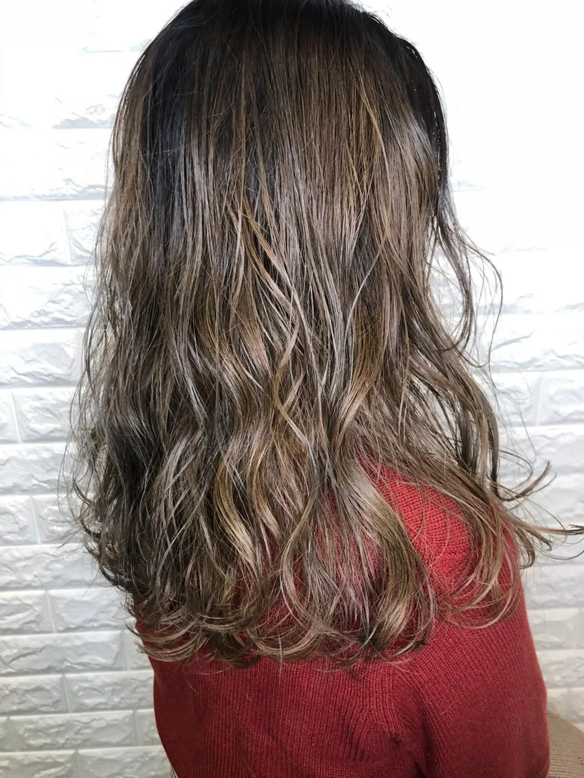 セミロング カラー グラデーションカラー グレージュ 西本 夏美のヘアスタイル