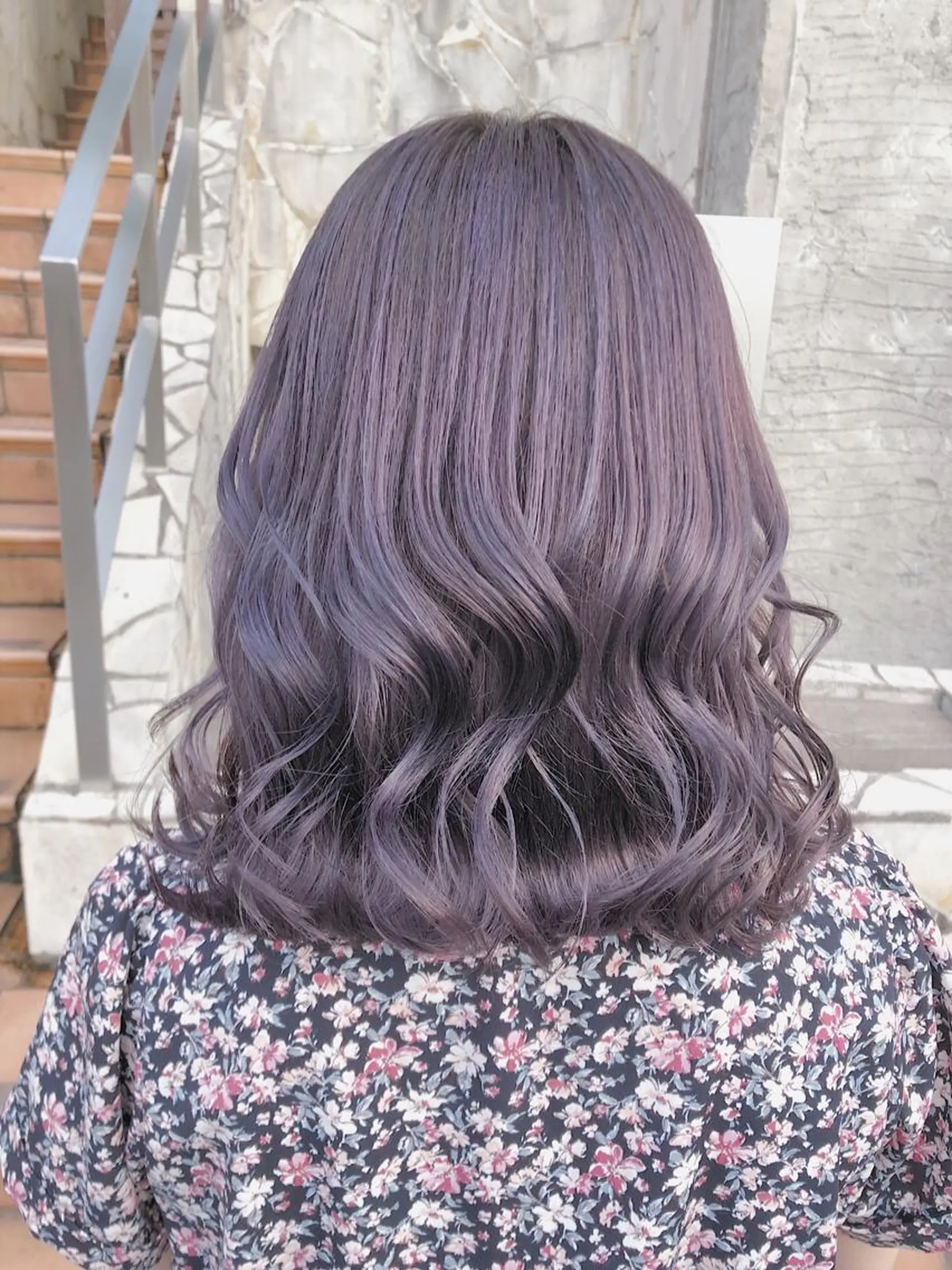 セミロング カラー ベージュカラー ブリーチ グレージュ ラベンダーカラー ラベンダーグレージュ ヘアカラー トリートメント 💟Chloe原宿店 🩶ハイトーンのヘアスタイル