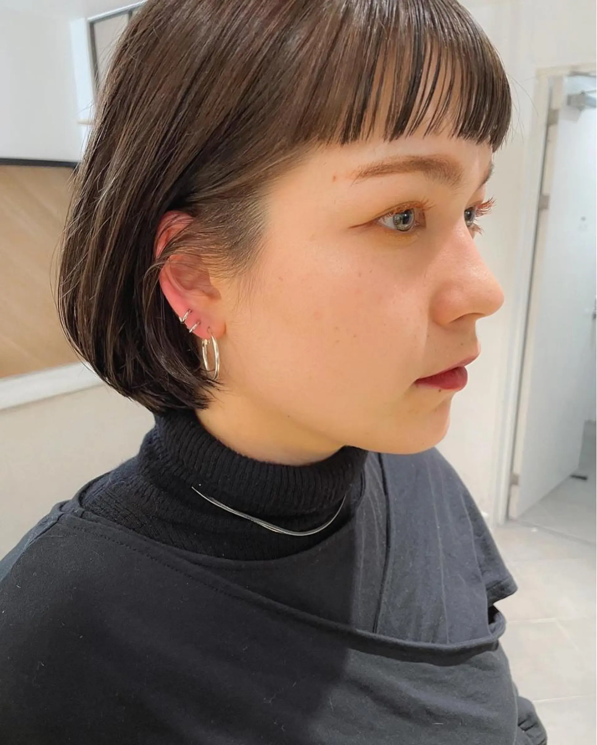 ショート カラー アッシュ アッシュブラウン ブラウンカラー ボブ オン眉 カット ヘアカラー トリートメント Loom.所属・村上雅人 ナチュラルモードのヘアスタイル